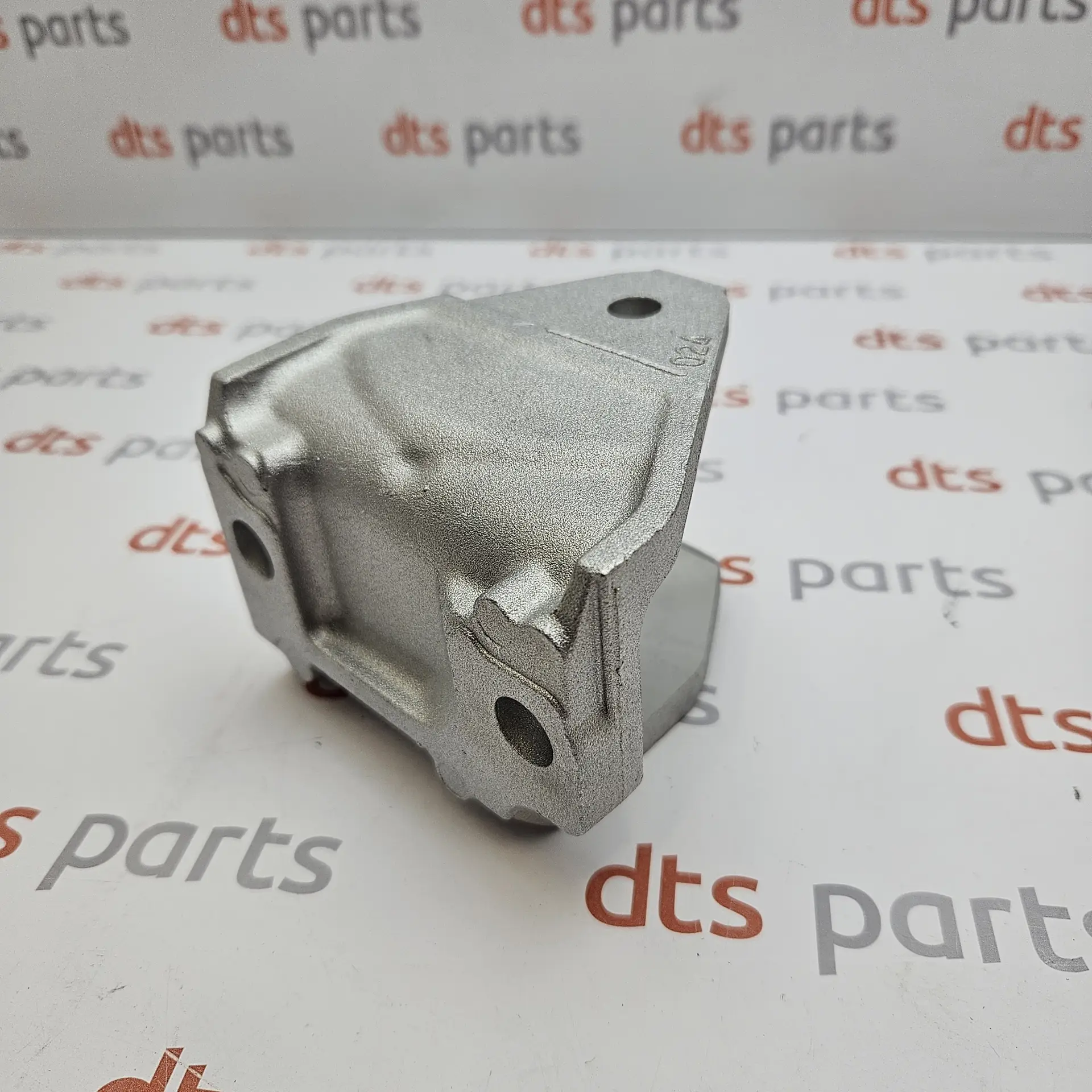 OEM Mitsubishi 1092A024 – Manual transmission mount roll stopper bracket (right)