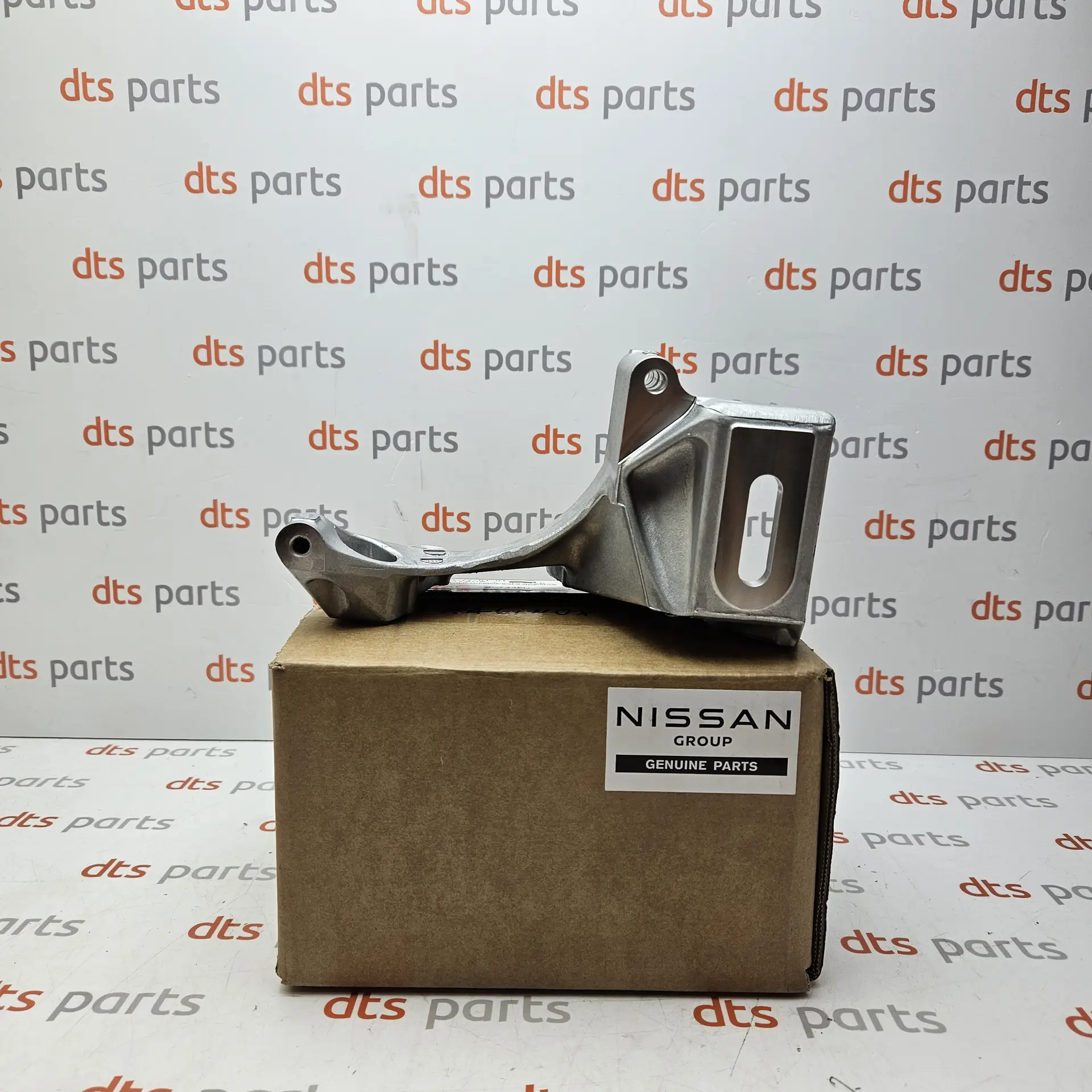 OEM Nissan 117103VA0A – Alternator bracket