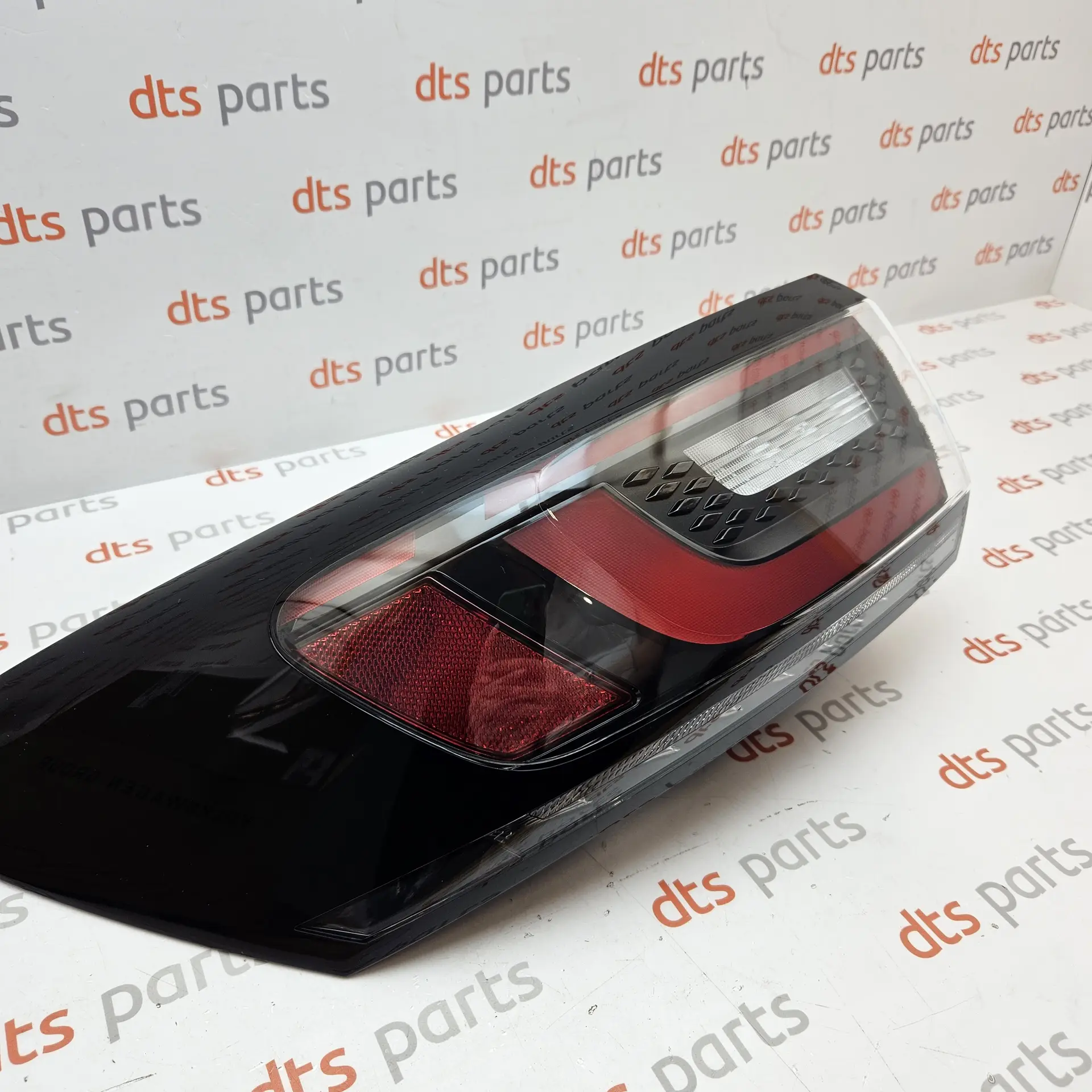 OEM Volkswagen 11A945095 – Outer left rear LED tail light assembly