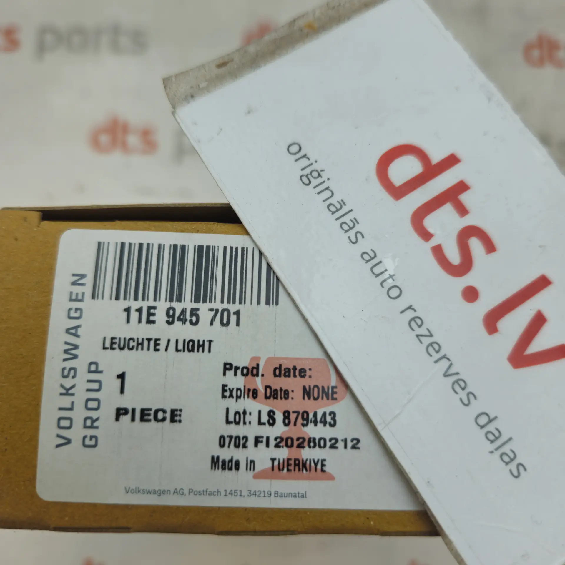 OEM VAG 11E945701 – Rear left side bumper reflector and integrated led fog light assembly