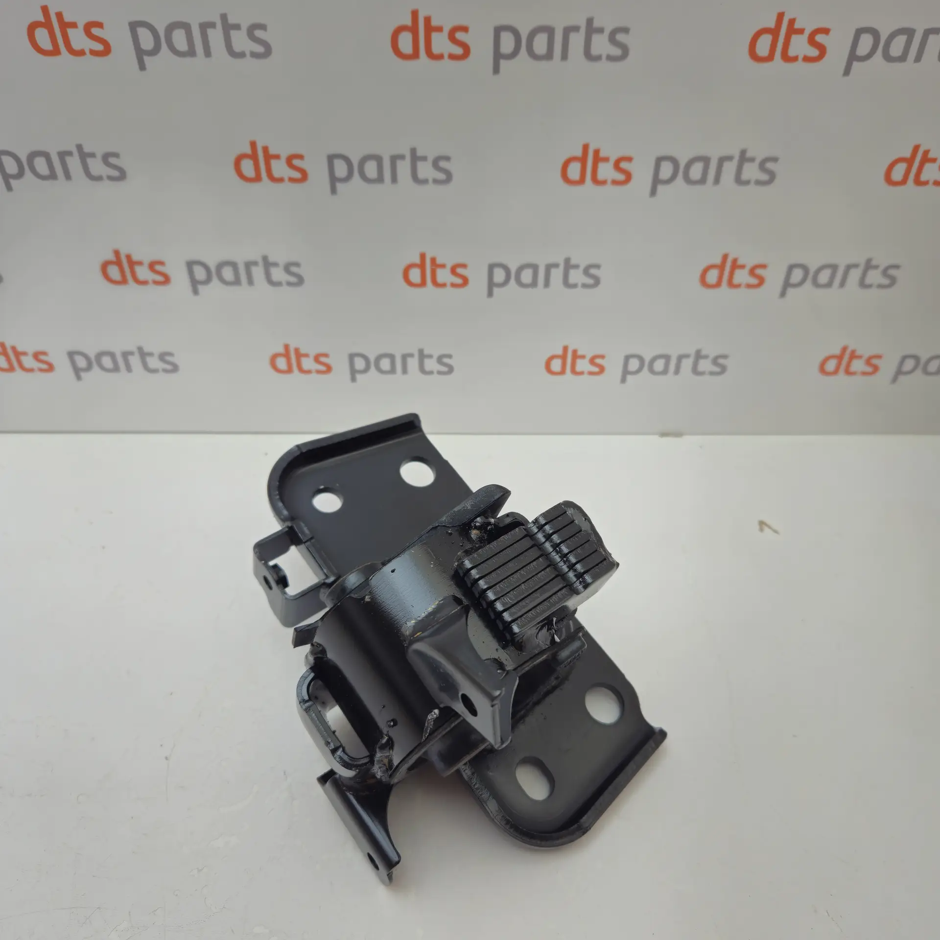 OEM Toyota/Lexus 123720R040 – Left engine mount bracket
