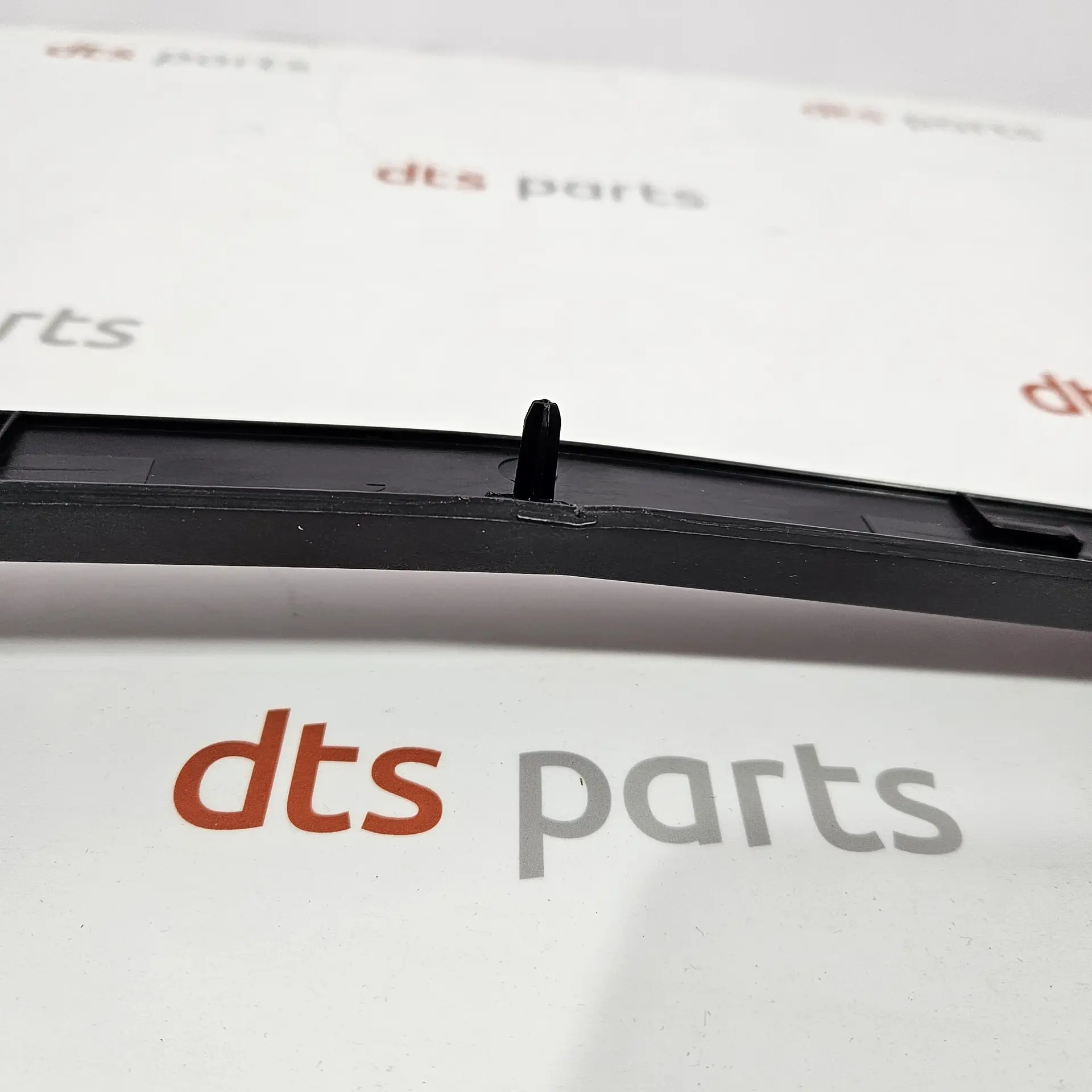 OEM PSA 13284009 – Front hood panel trim