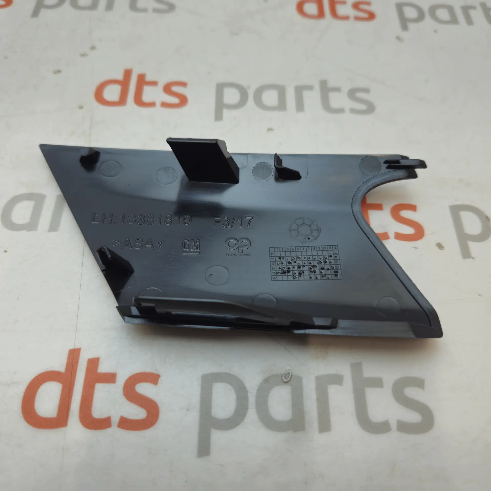 OEM PSA 13387230 – Fog light hole trim cover