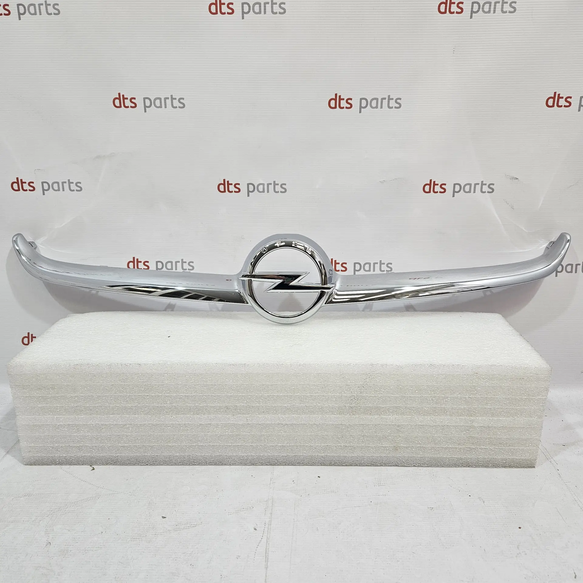 OEM Opel 13419812 – Radiator grille moulding ,chrome