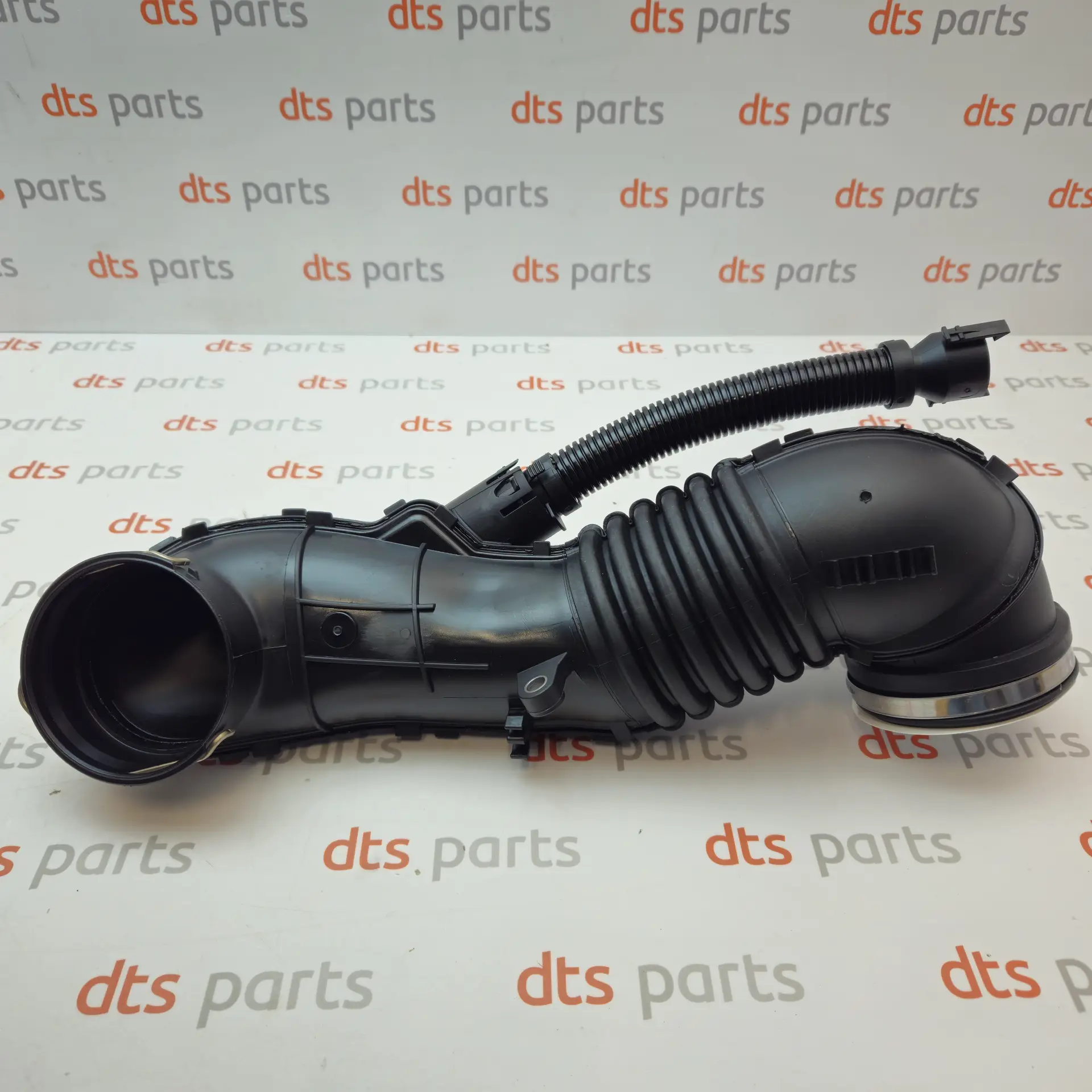 OEM BMW 13717804846 – Filtered air pipe / Air intake hose / Turbocharger tube
