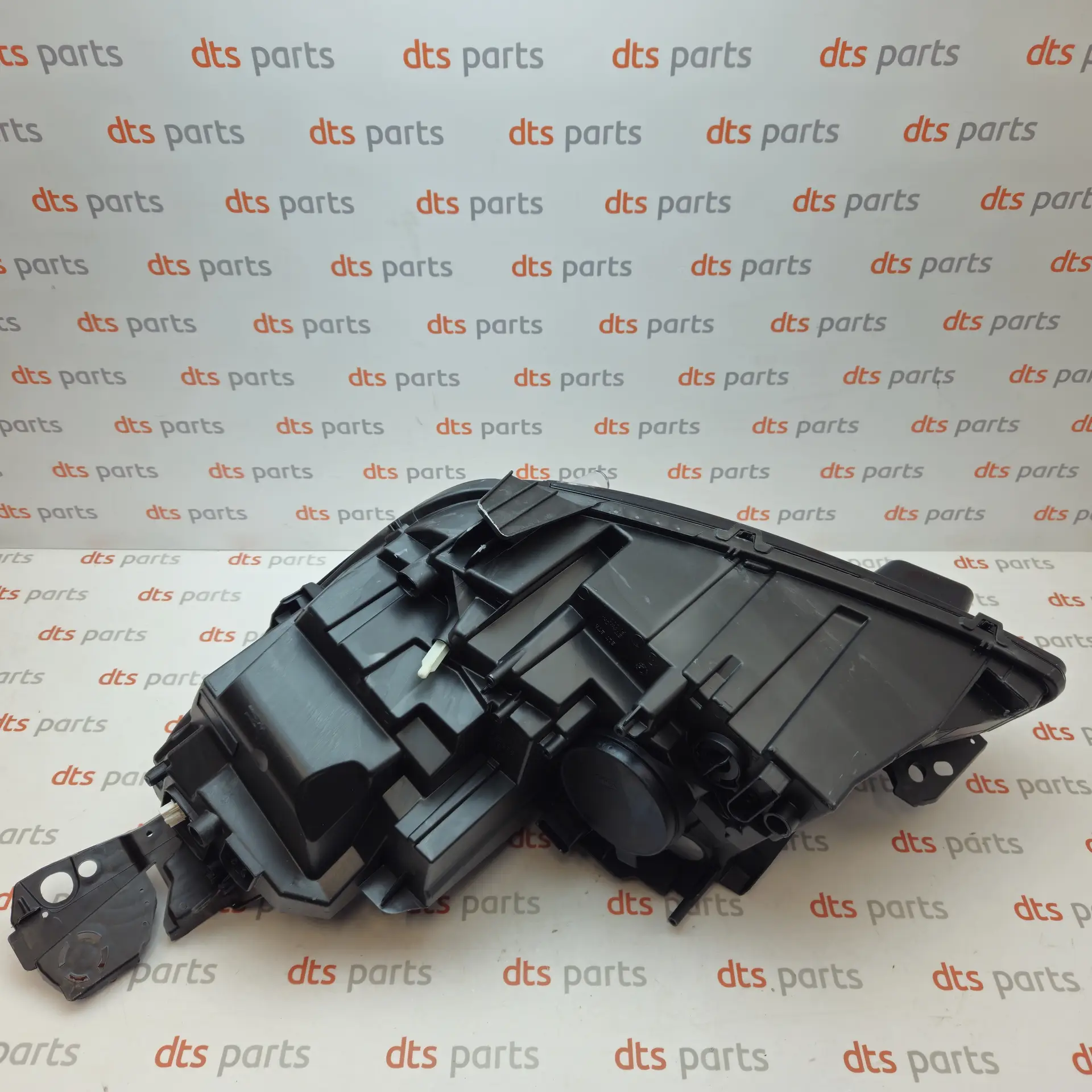 OEM Peugeot 1686413380 – Front right headlight assembly