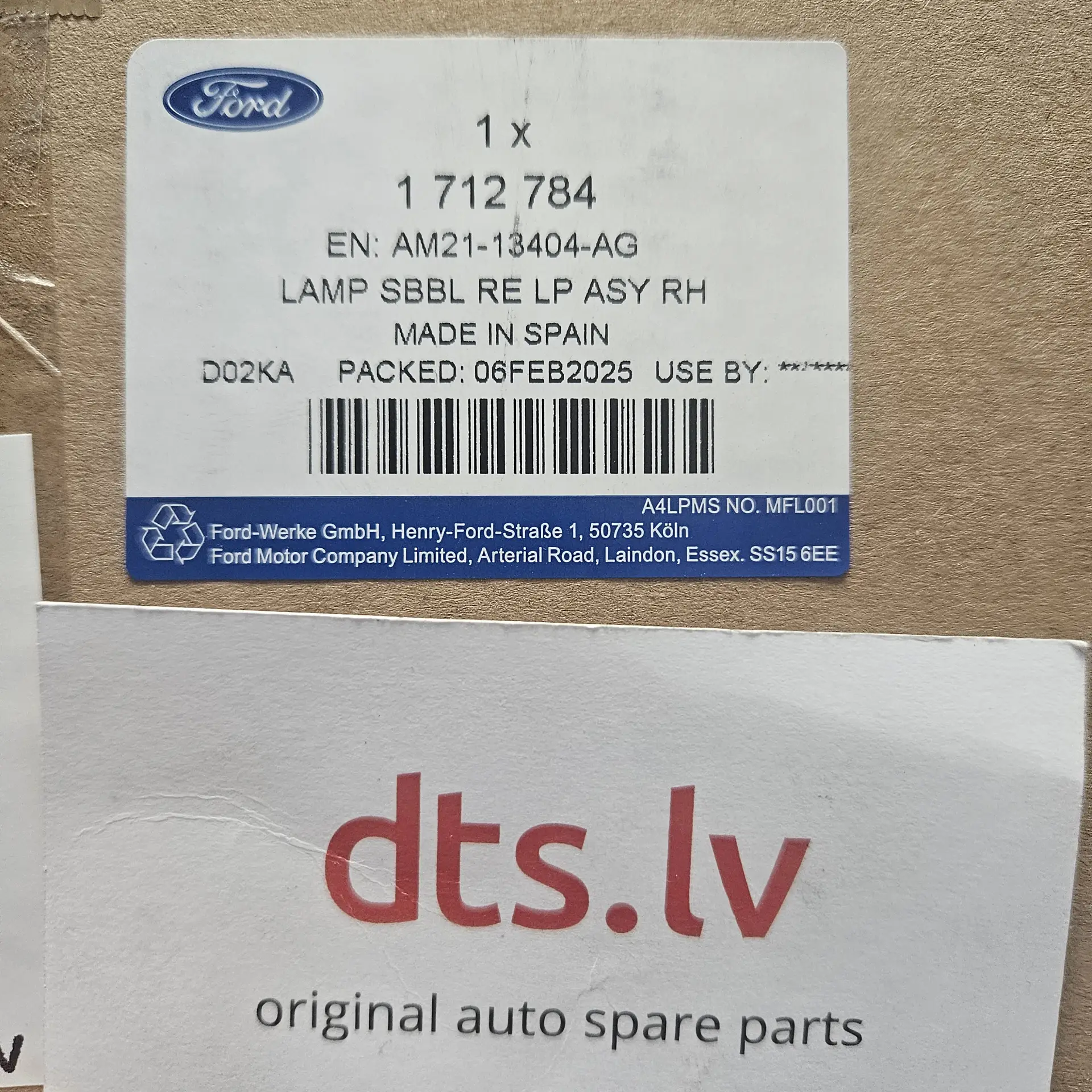 OEM Ford 1712784 – Outer rear right tail light assembly