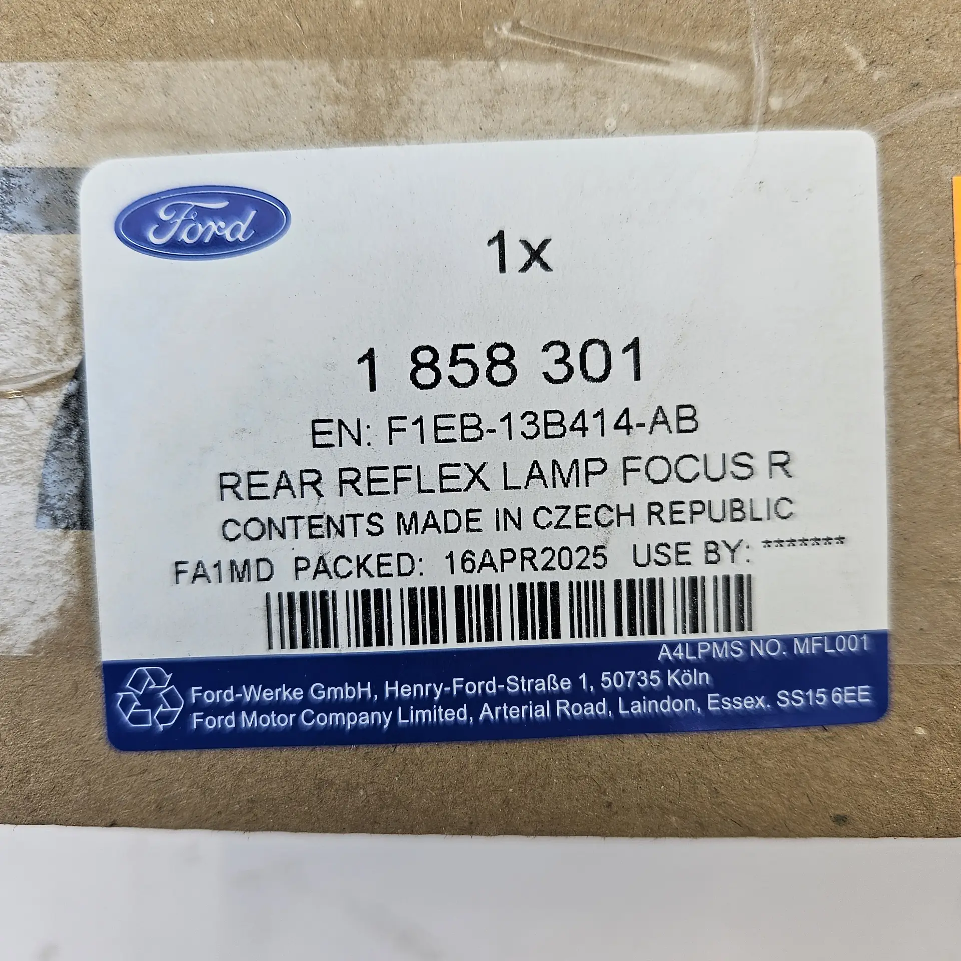 OEM Ford 1858301 – Rear right bumper reflector assembly