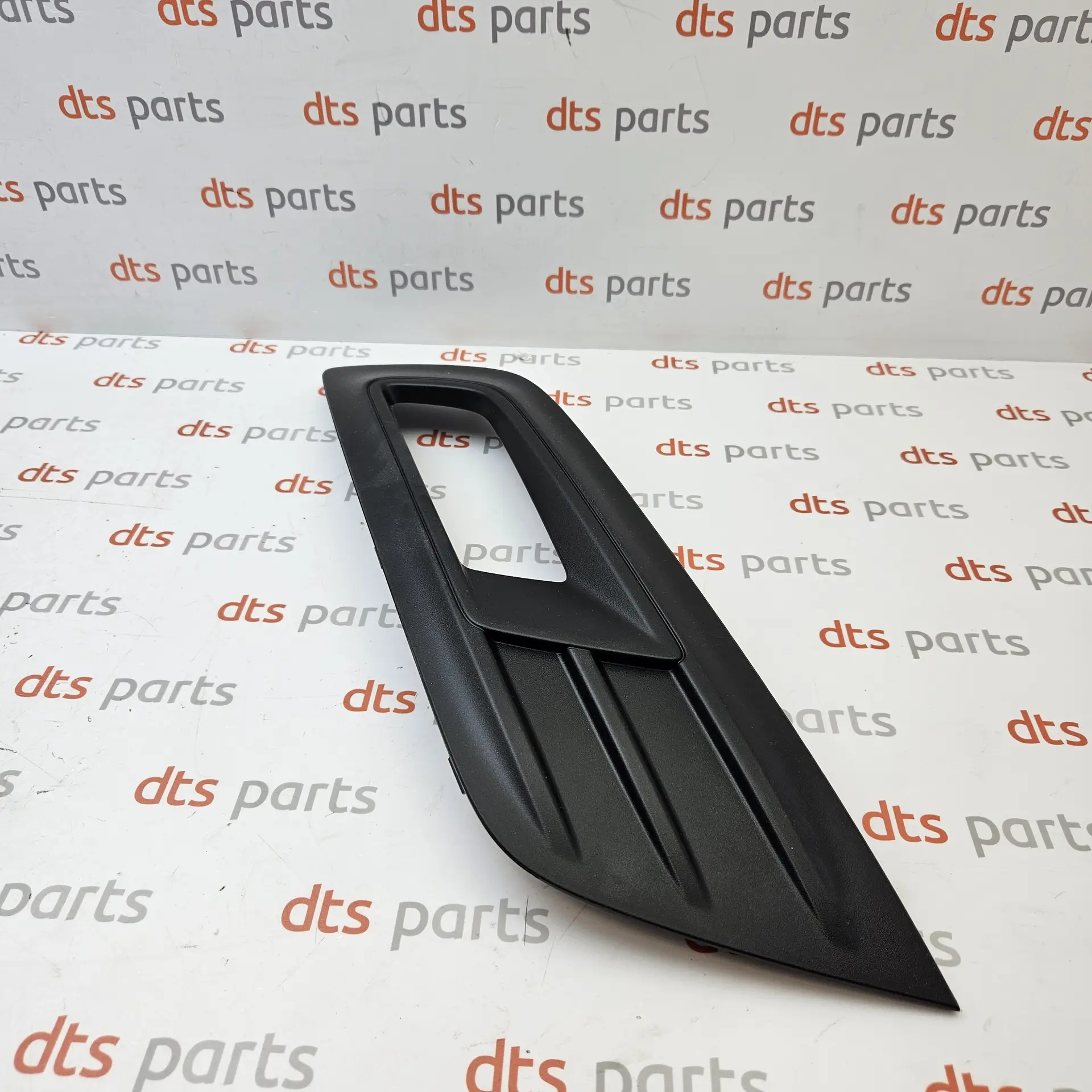 OEM Ford 1899665 – Front bumper fog light grille bezel left-hand side