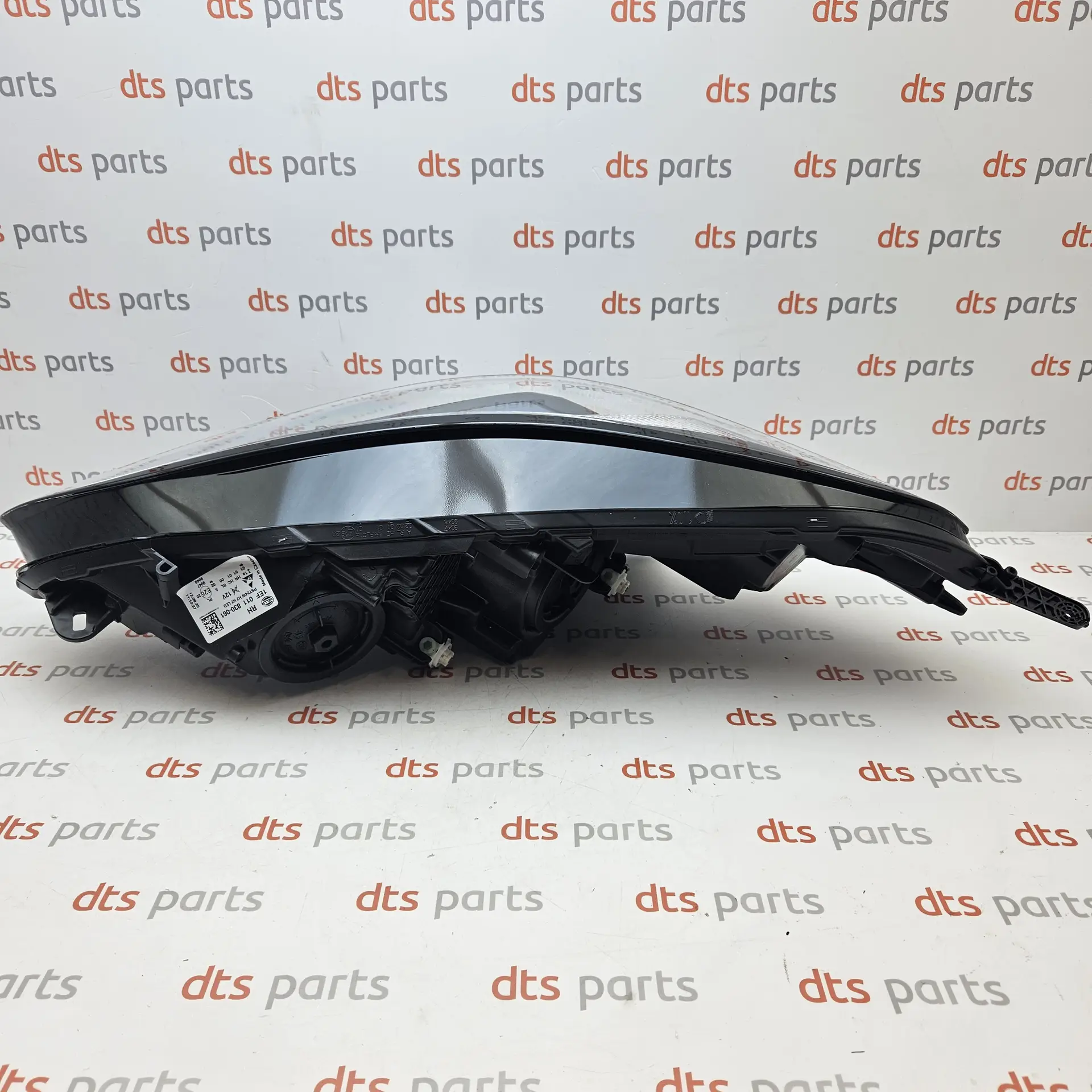 Hella 1EF011830061 – Front right headlight - aftermarket part