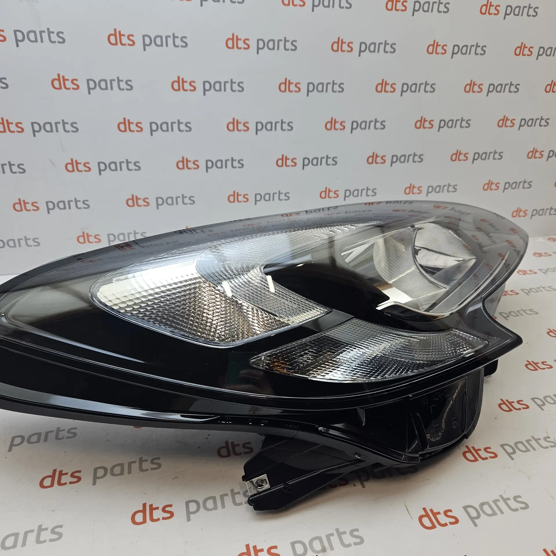 Hella 1EF011830061 – Front right headlight - aftermarket part