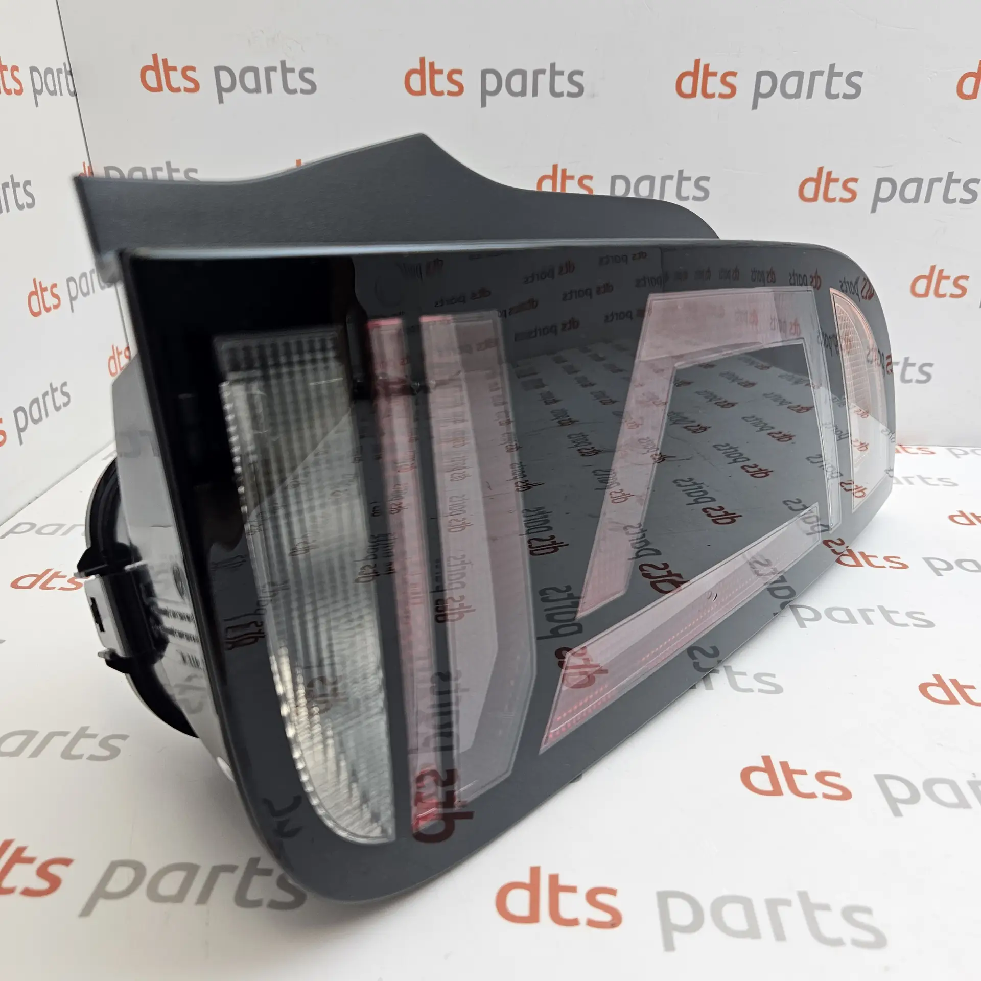 OEM VAG 1S0945096J – Rear tail light lamp assembly right-hand side