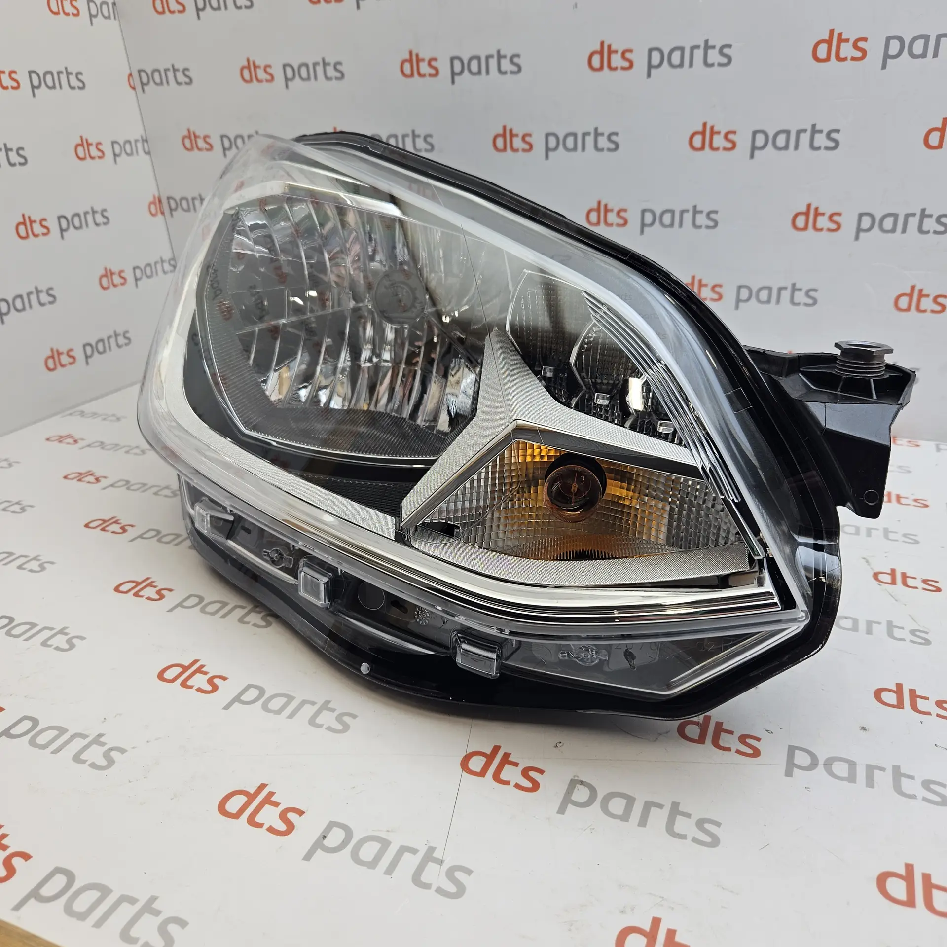 OEM VAG 1S1941016AA – Front main halogen headlight assembly right-hand side with LED daytime running light