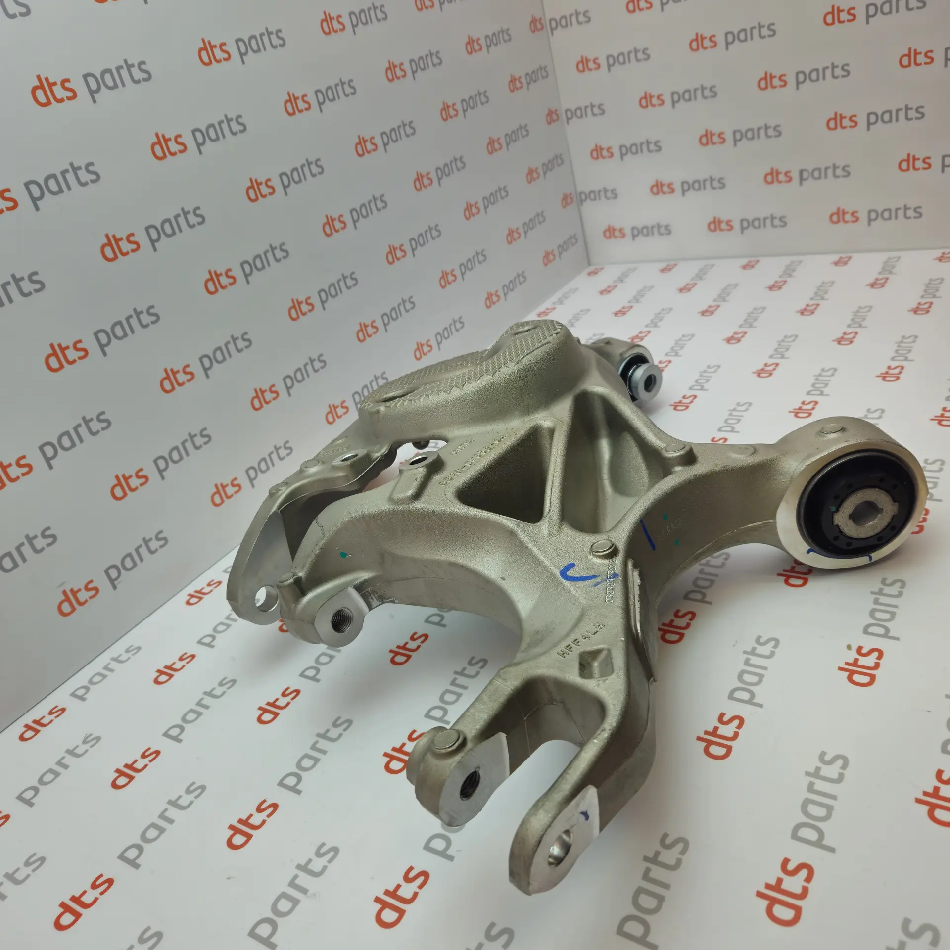 OEM Ford 2031162 – Rear upper suspension arm knuckle