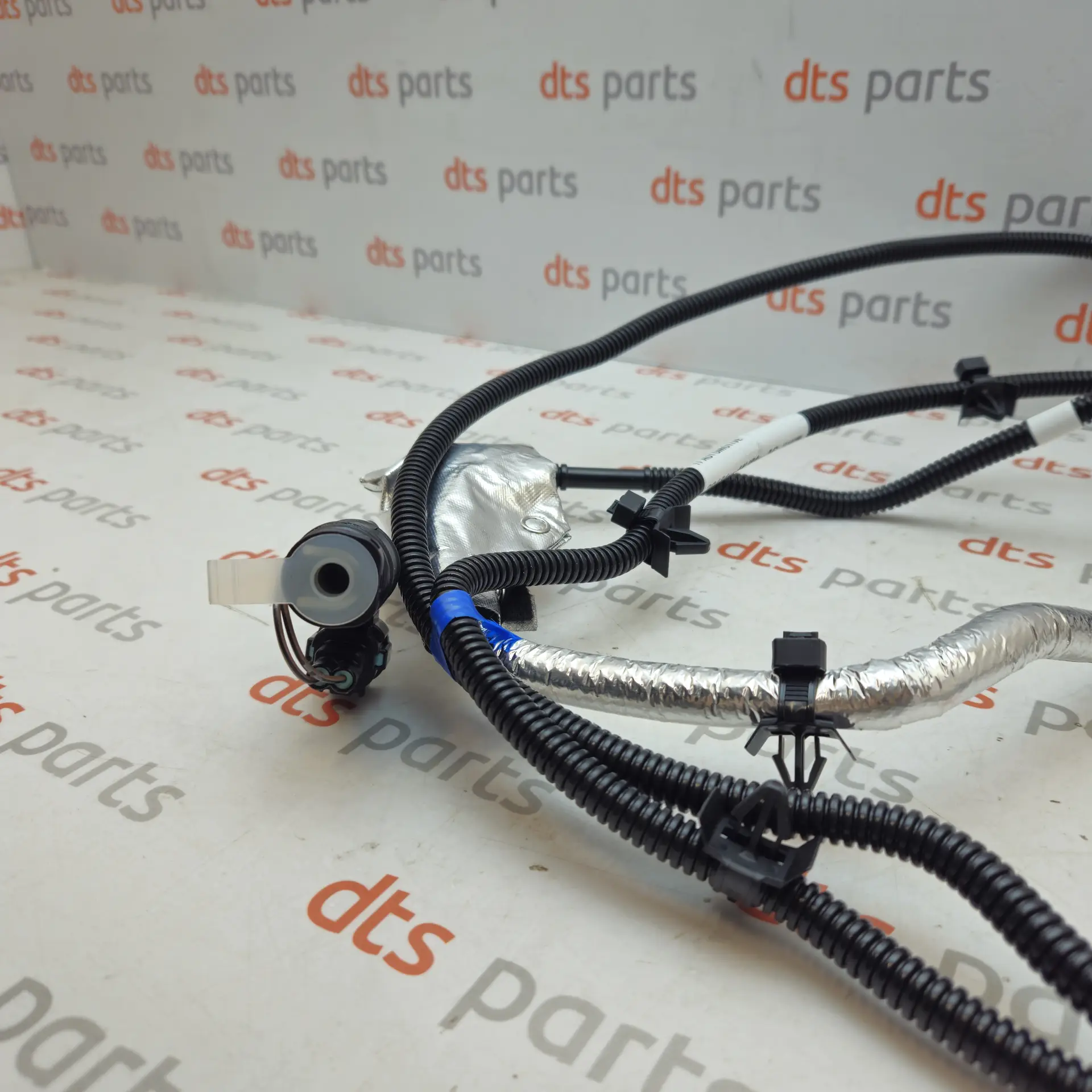 OEM Nissan 204314KJ0A – Urea fluid pressure hose with integrated heating element