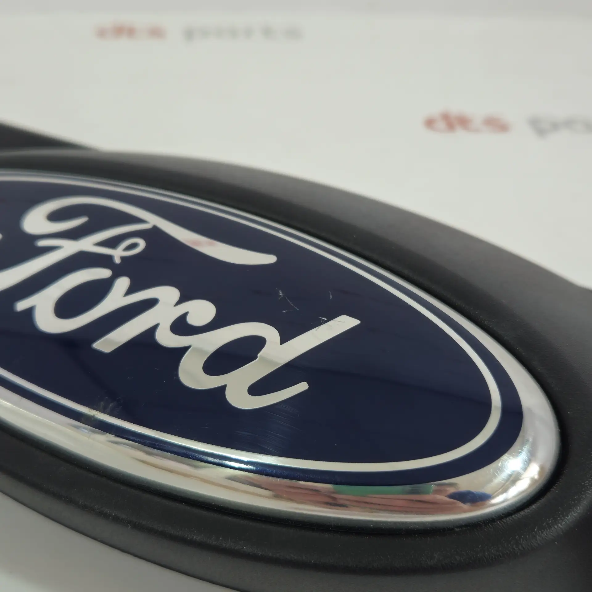 OEM Ford 2048467 – Front bumper radiator grille Defected, little scratched logo