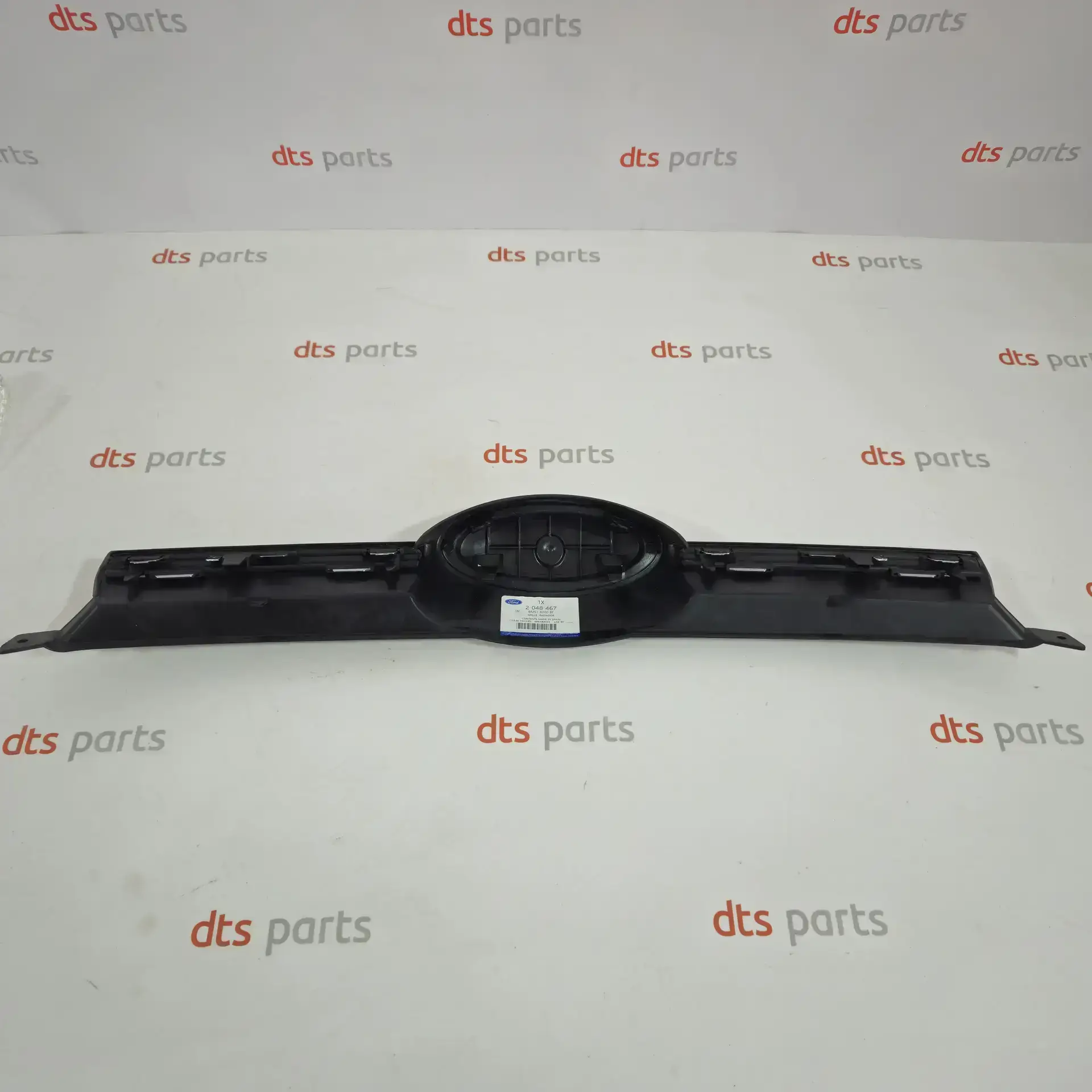 OEM Ford 2048467 – Front bumper radiator grille Defected, little scratched logo