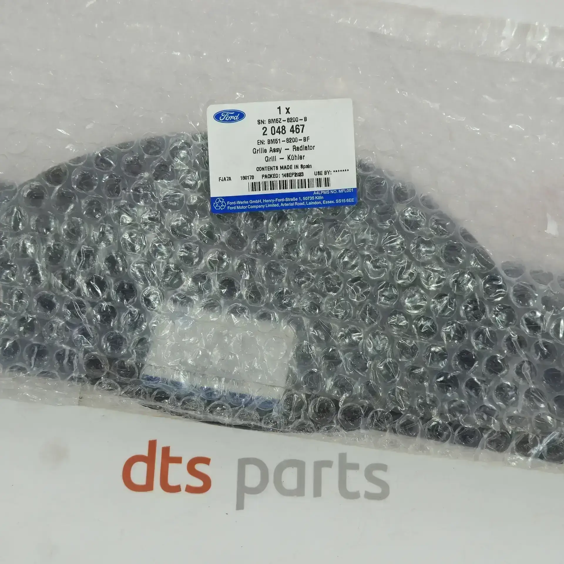 OEM Ford 2048467 – Front bumper radiator grille Defected, little scratched logo