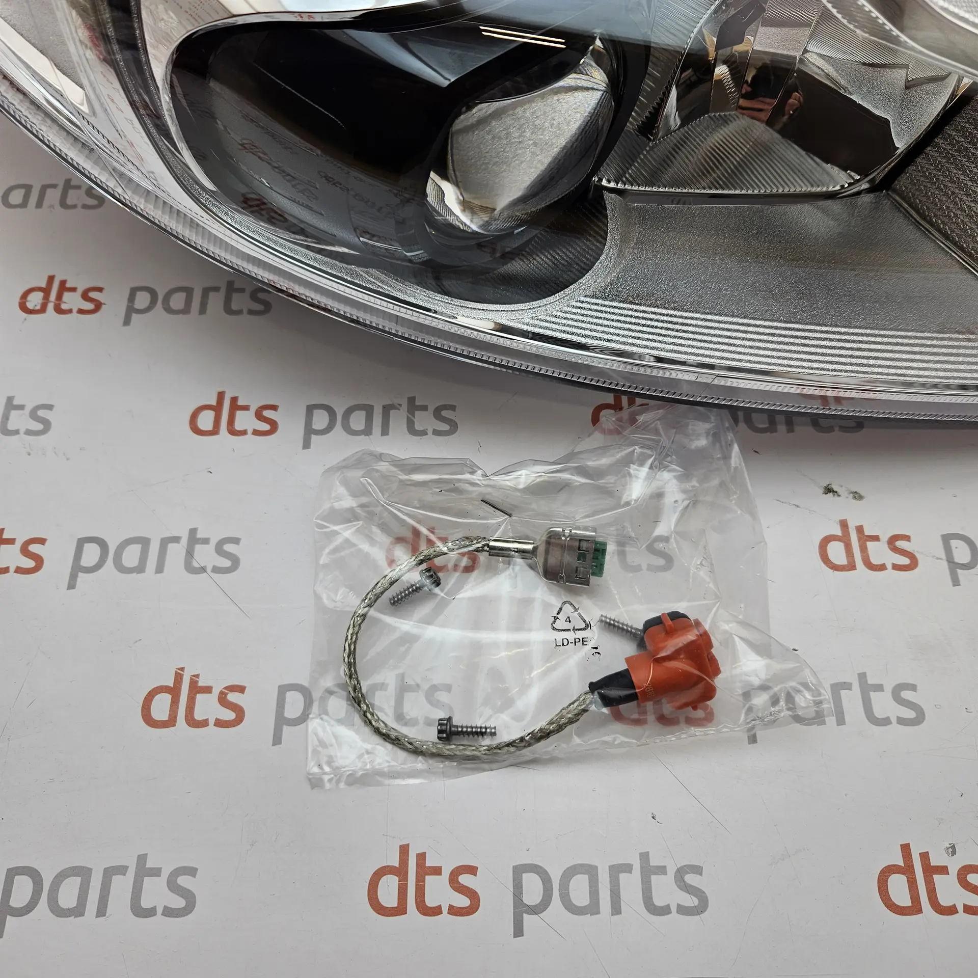 OEM Ford 2206008 – Front headlight