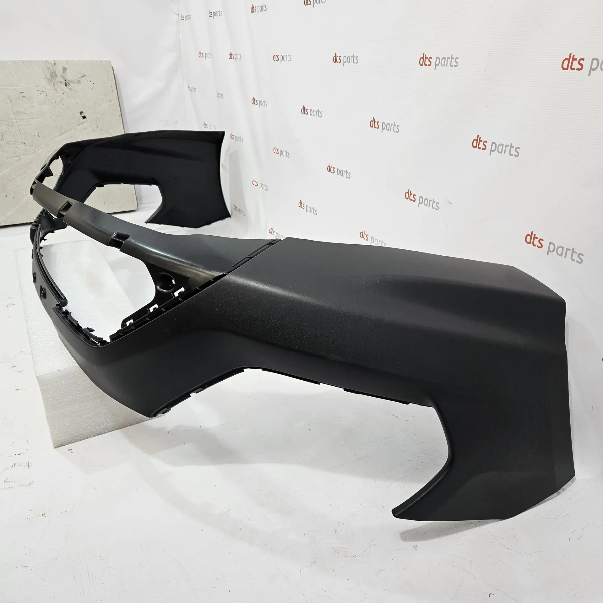 OEM Ford 2317979 – Front bumper , jauns ar defektu