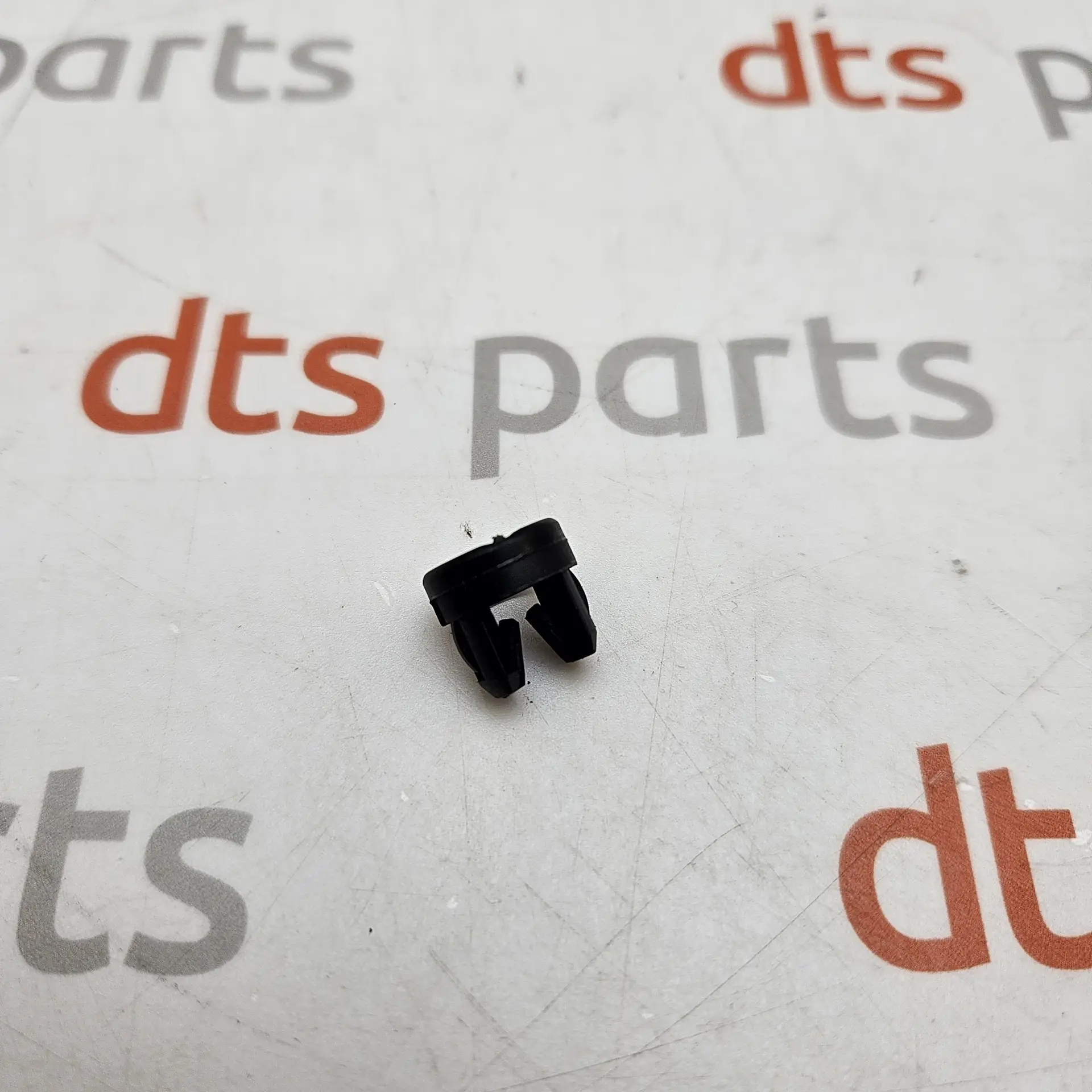 OEM PSA 24462197 – Rear door window retaining clip