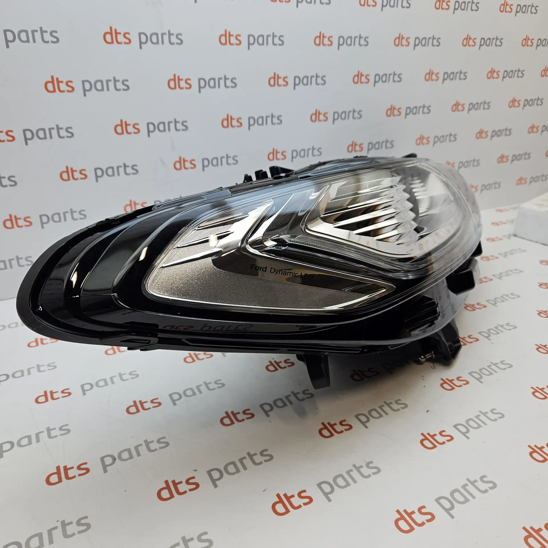 OEM Ford 2521677 – Front right headlight