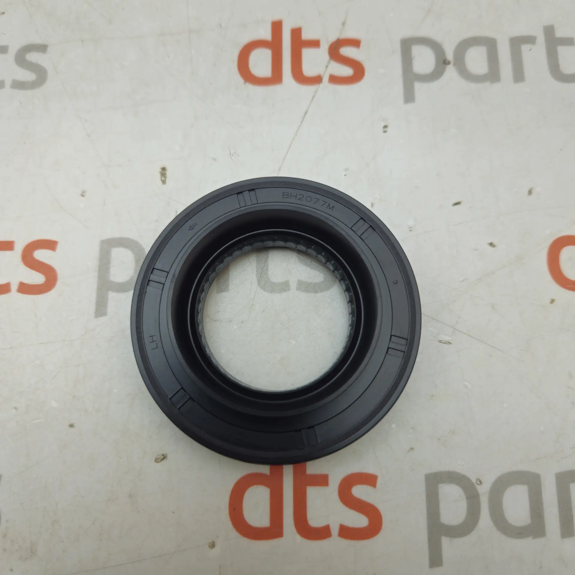 OEM Mitsubishi 2522A278 – Front differential / transmission drive shaft oil seal