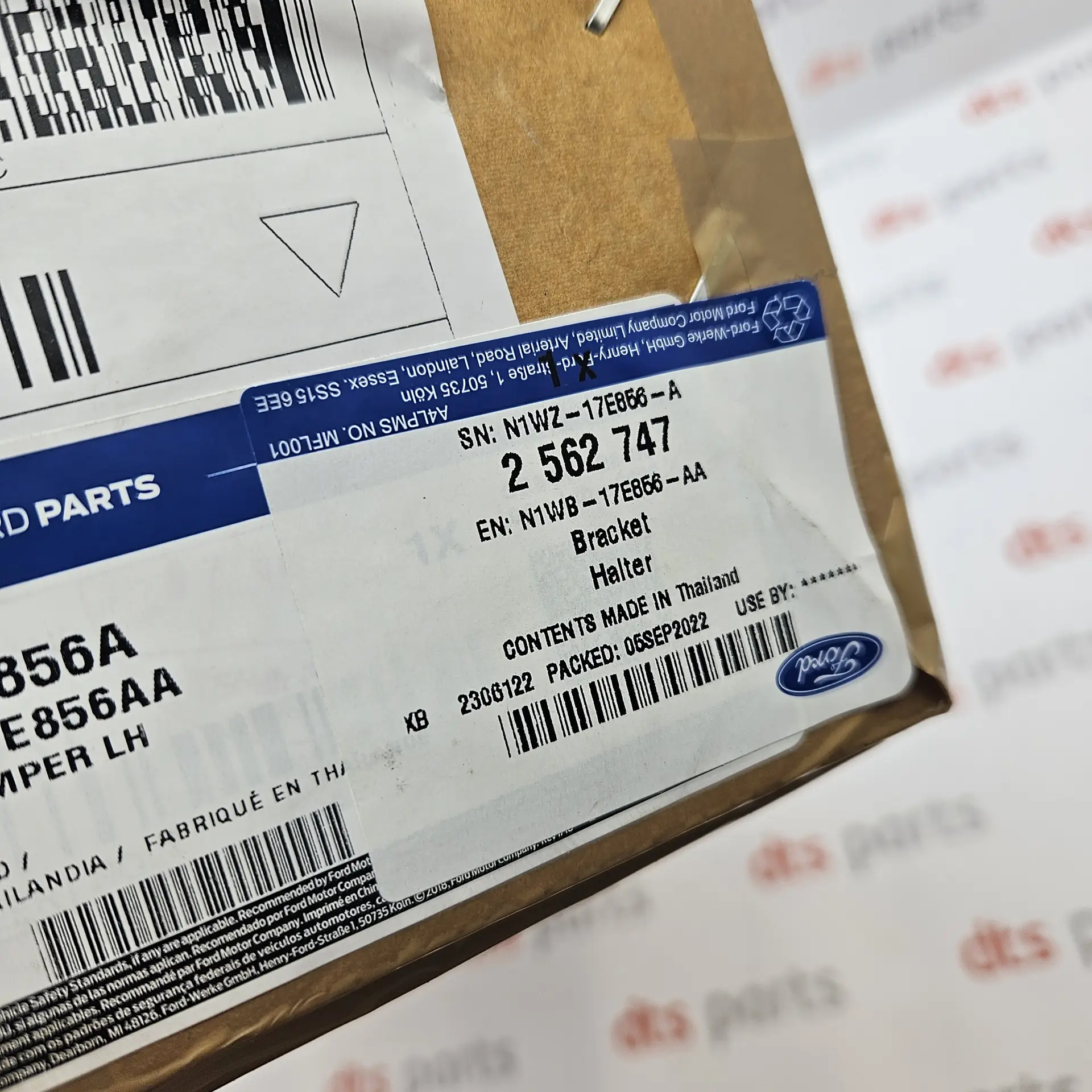 OEM Ford 2562747 – Front right bumper bracket