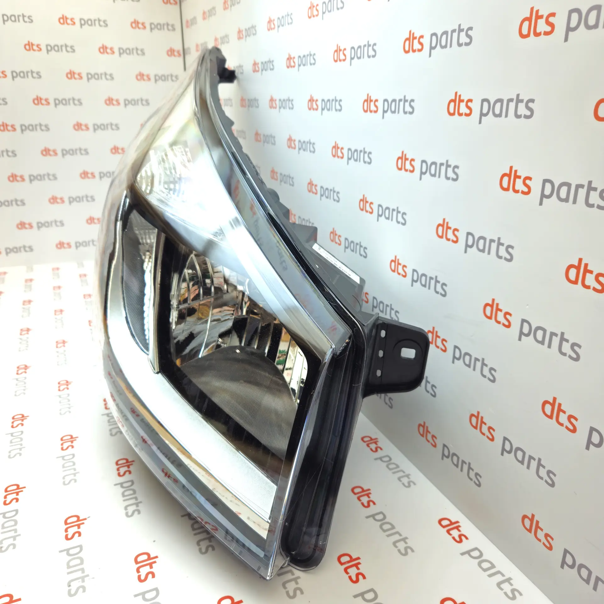 OEM Nissan/Infiniti 2601000Q1L – Right side headlight