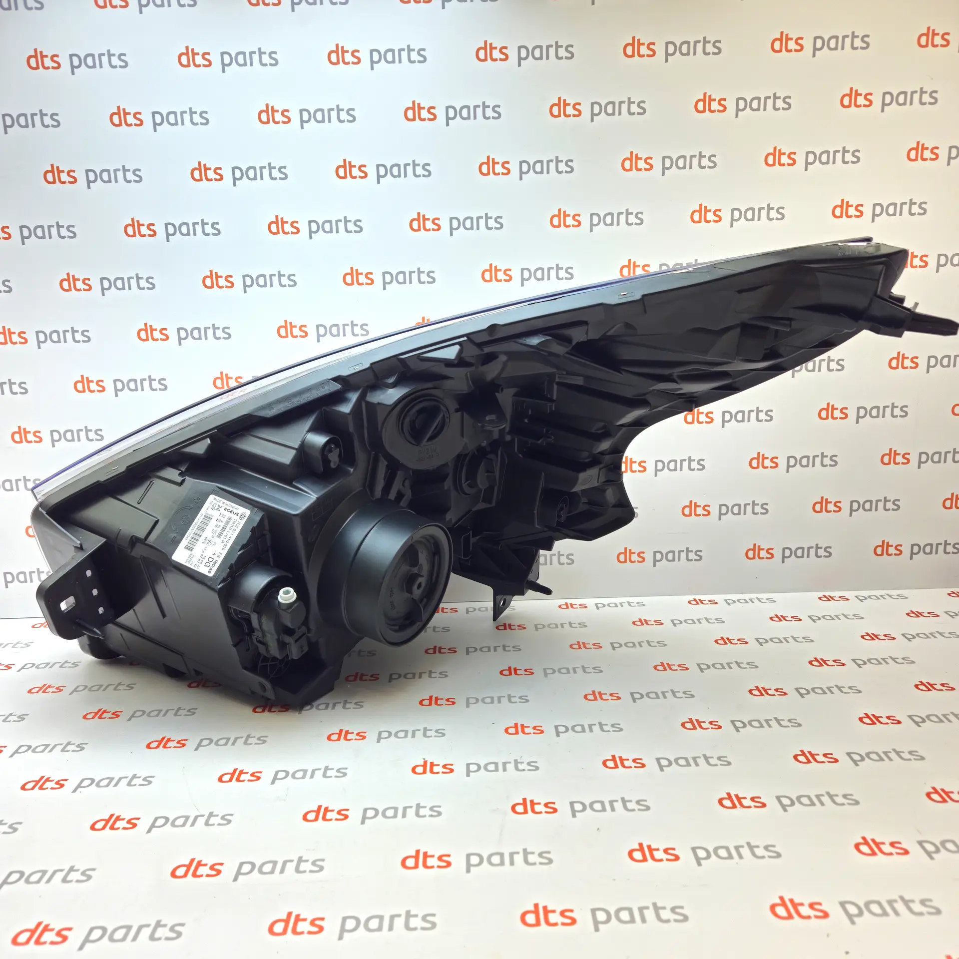 OEM Nissan/Infiniti 2601000Q1L – Right side headlight