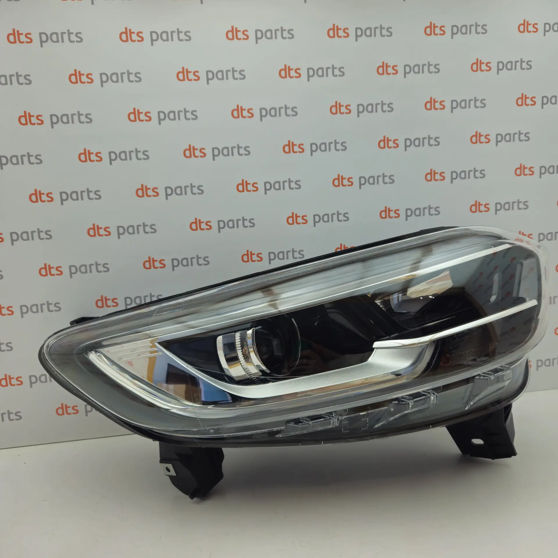 OEM Renault 260103903R – Front, right headlight