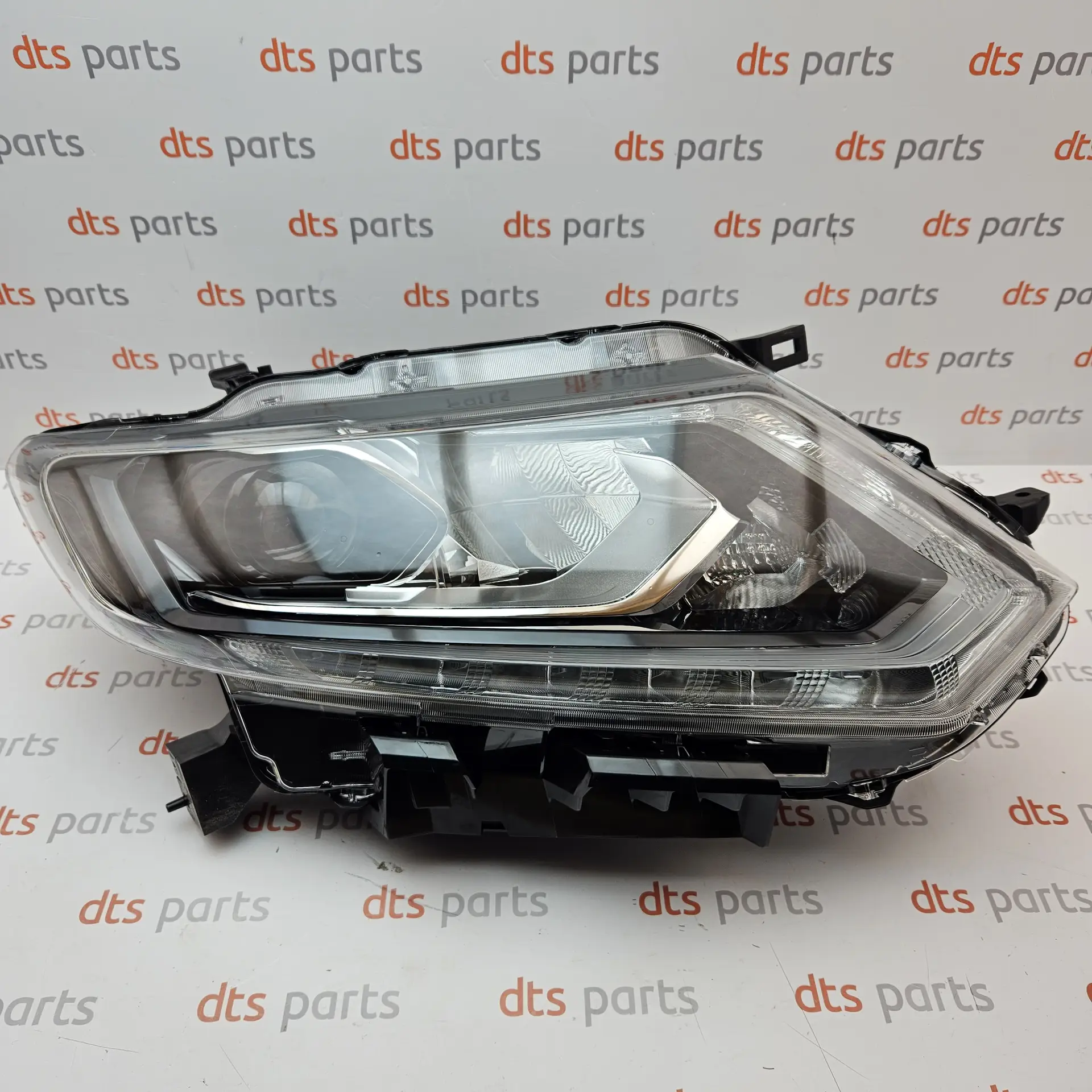 OEM Nissan 260104CC6C – Front headlight
