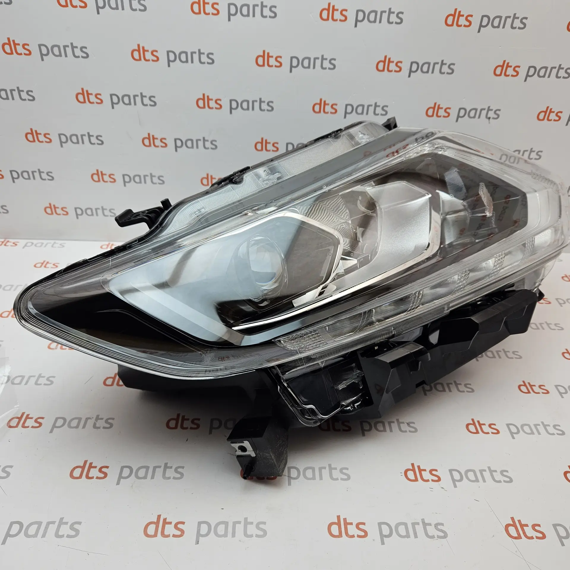 OEM Nissan 260104CC6C – Front headlight