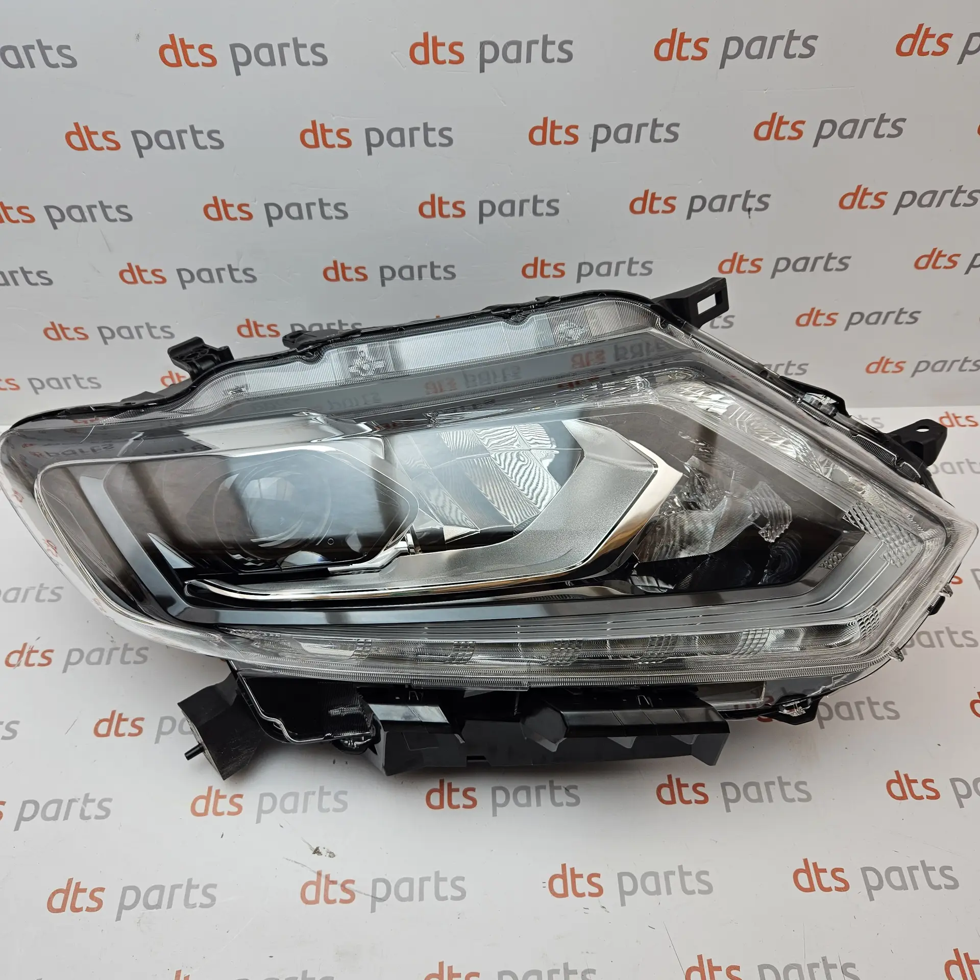 OEM Nissan 260104CC6C – Front headlight