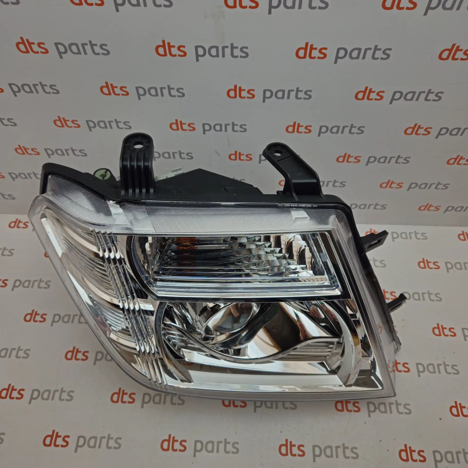 OEM Nissan 260105X10A – Front right headlight