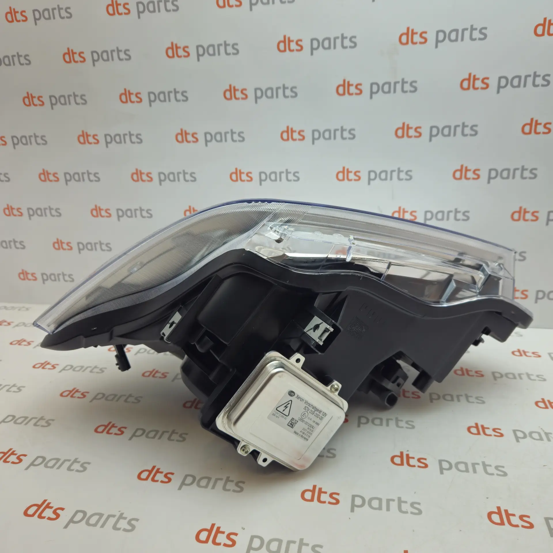 OEM Nissan 260105X10A – Front right headlight