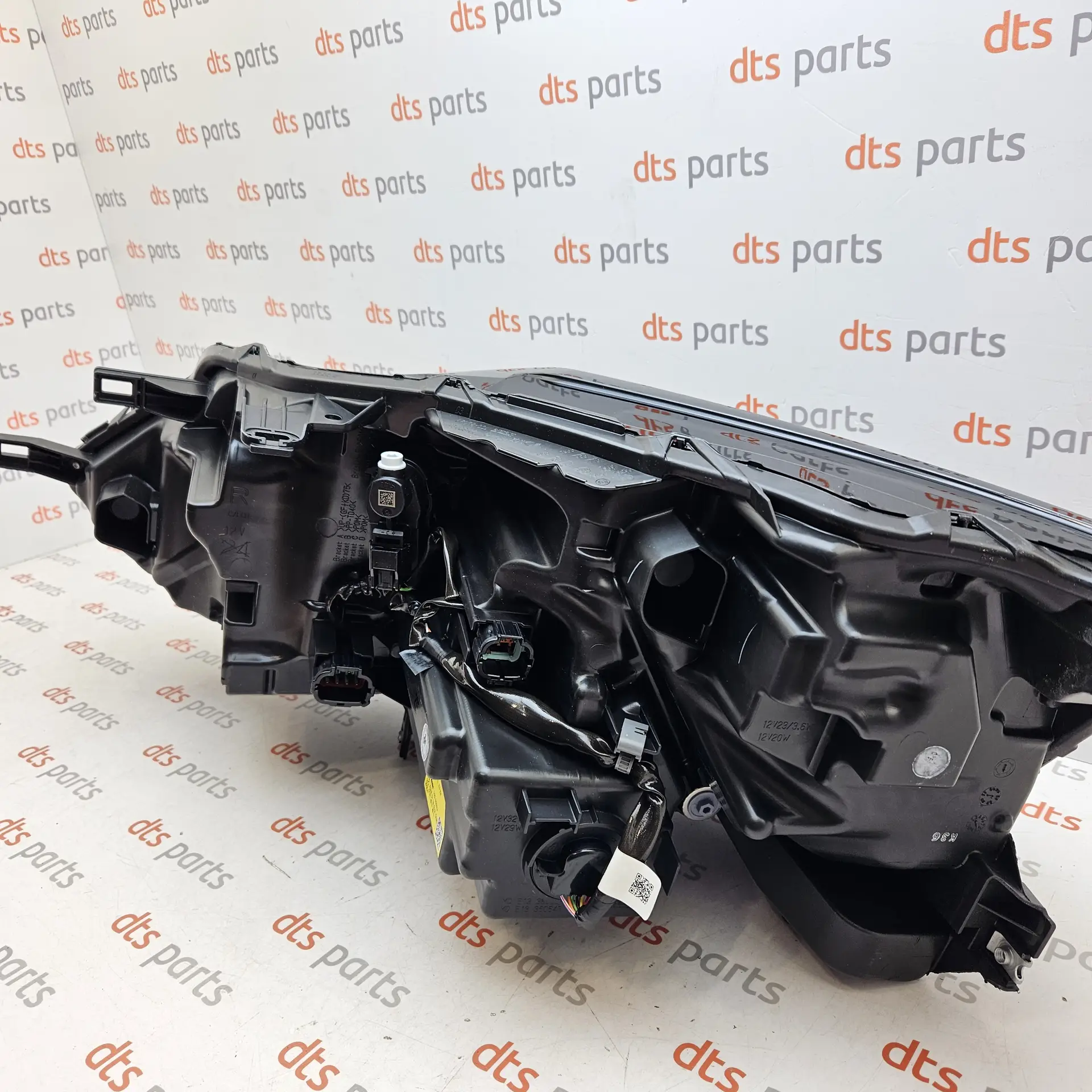OEM Nissan 260106UN6C – Right front LED headlight assembly