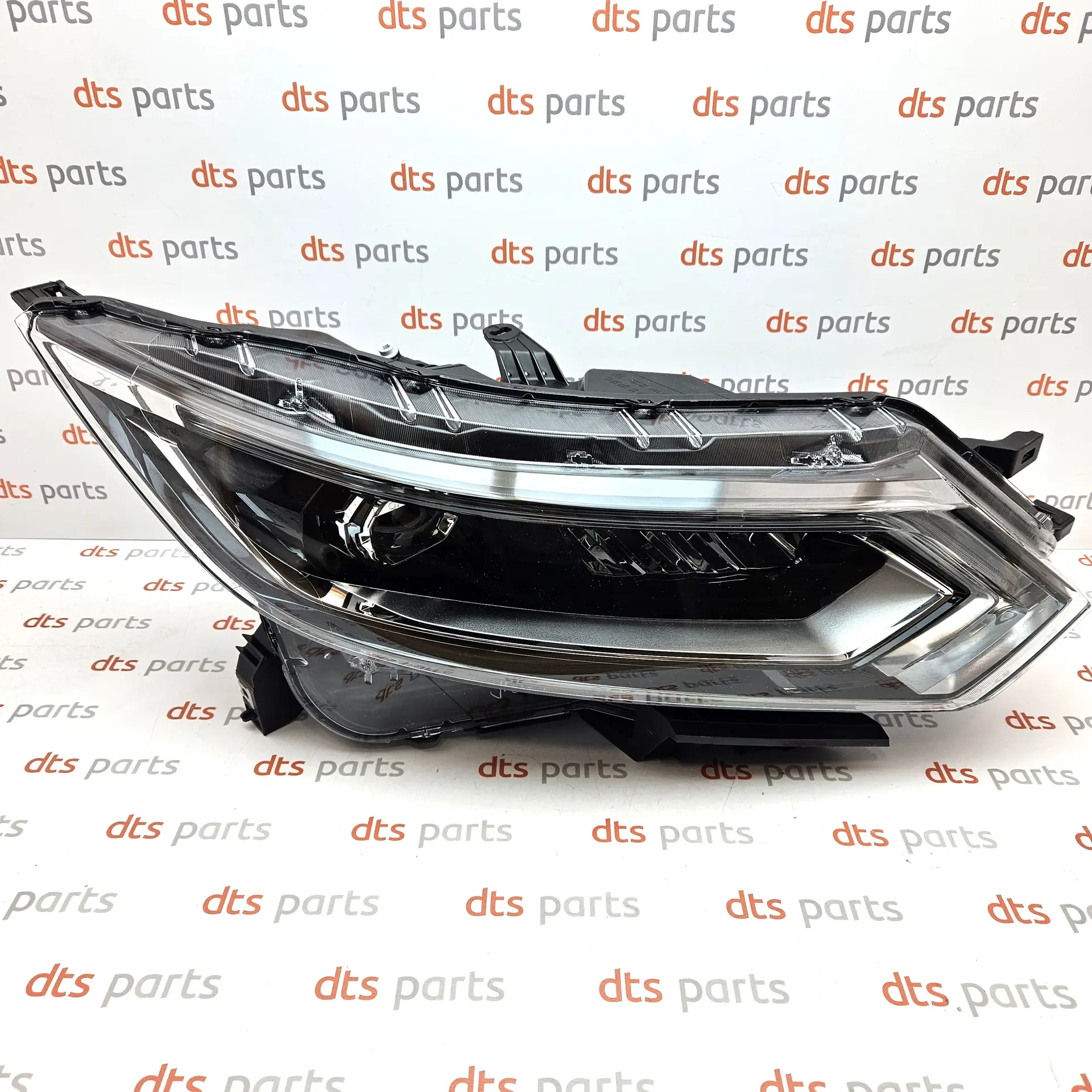 OEM Nissan 26010HV05B – Right headlight