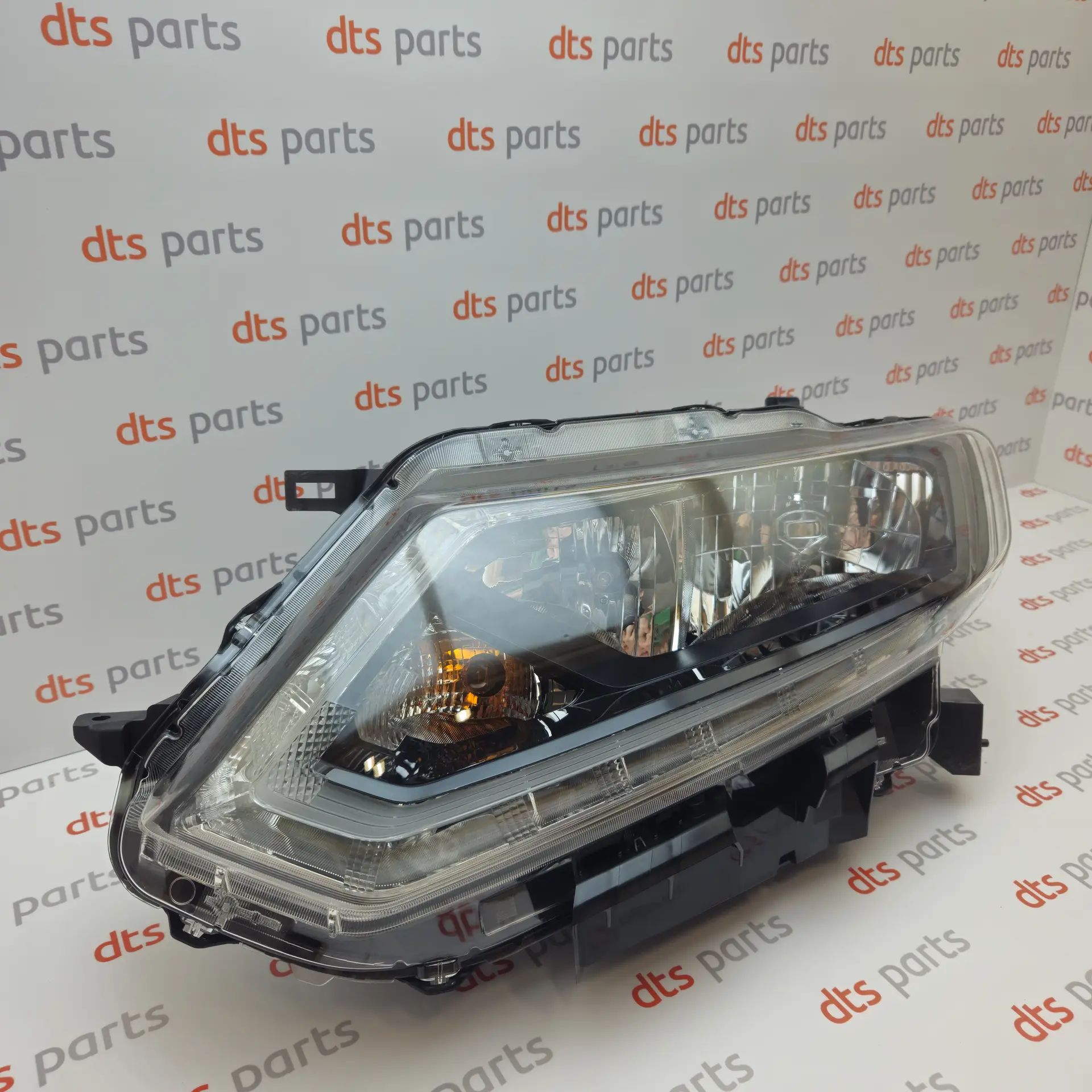 OEM Nissan/Infiniti 260604CC1C – Front left headlight