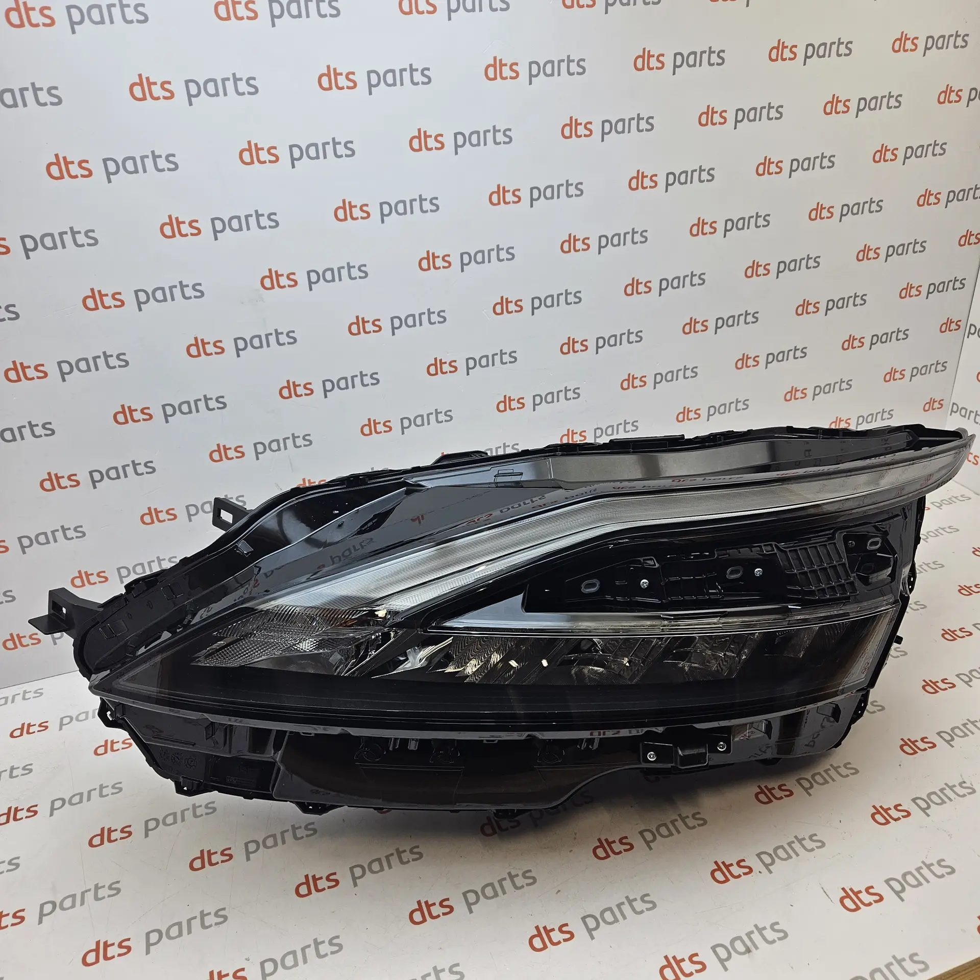 OEM Nissan 260606UN2C – Front left headlight