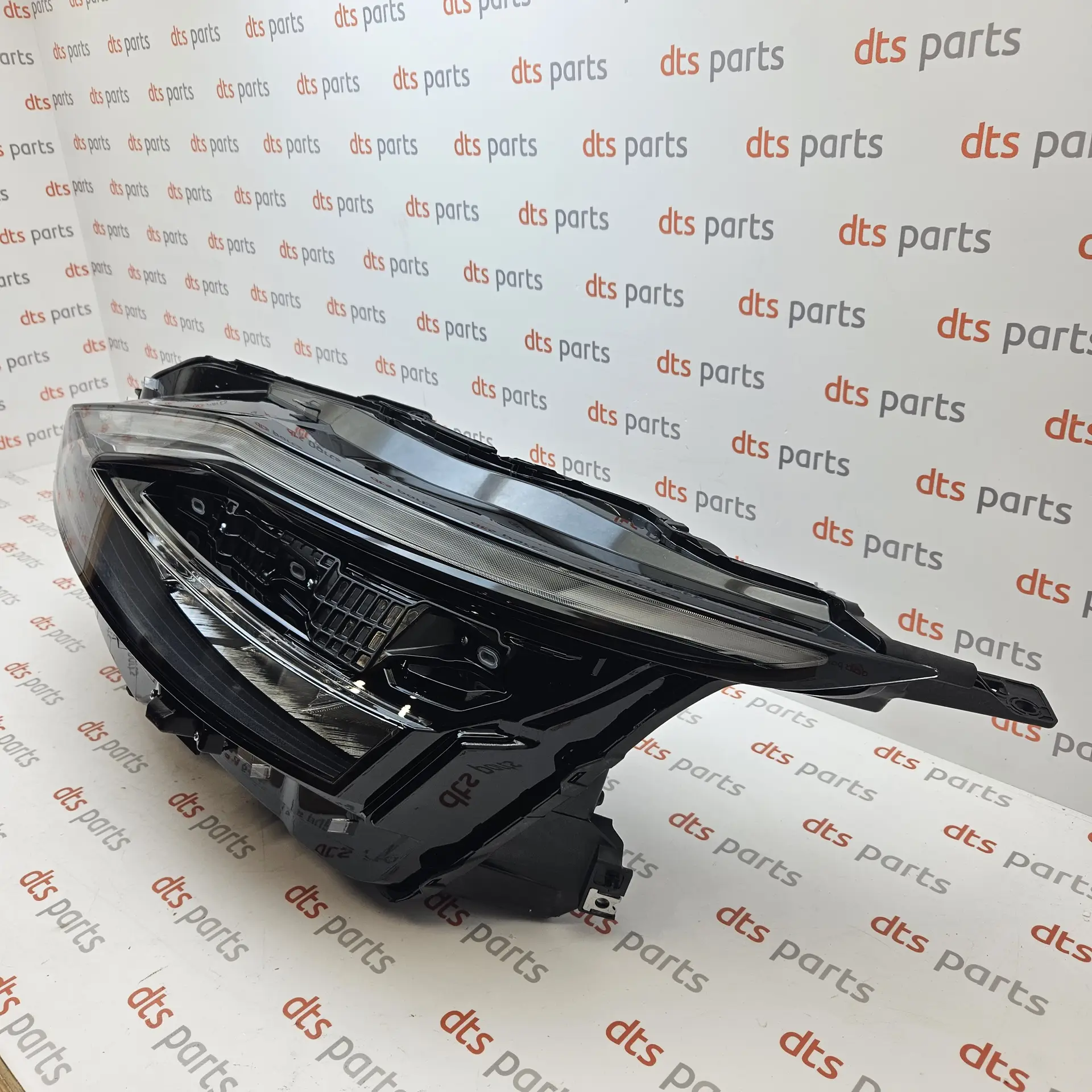 OEM Nissan 260606UN2C – Front left headlight