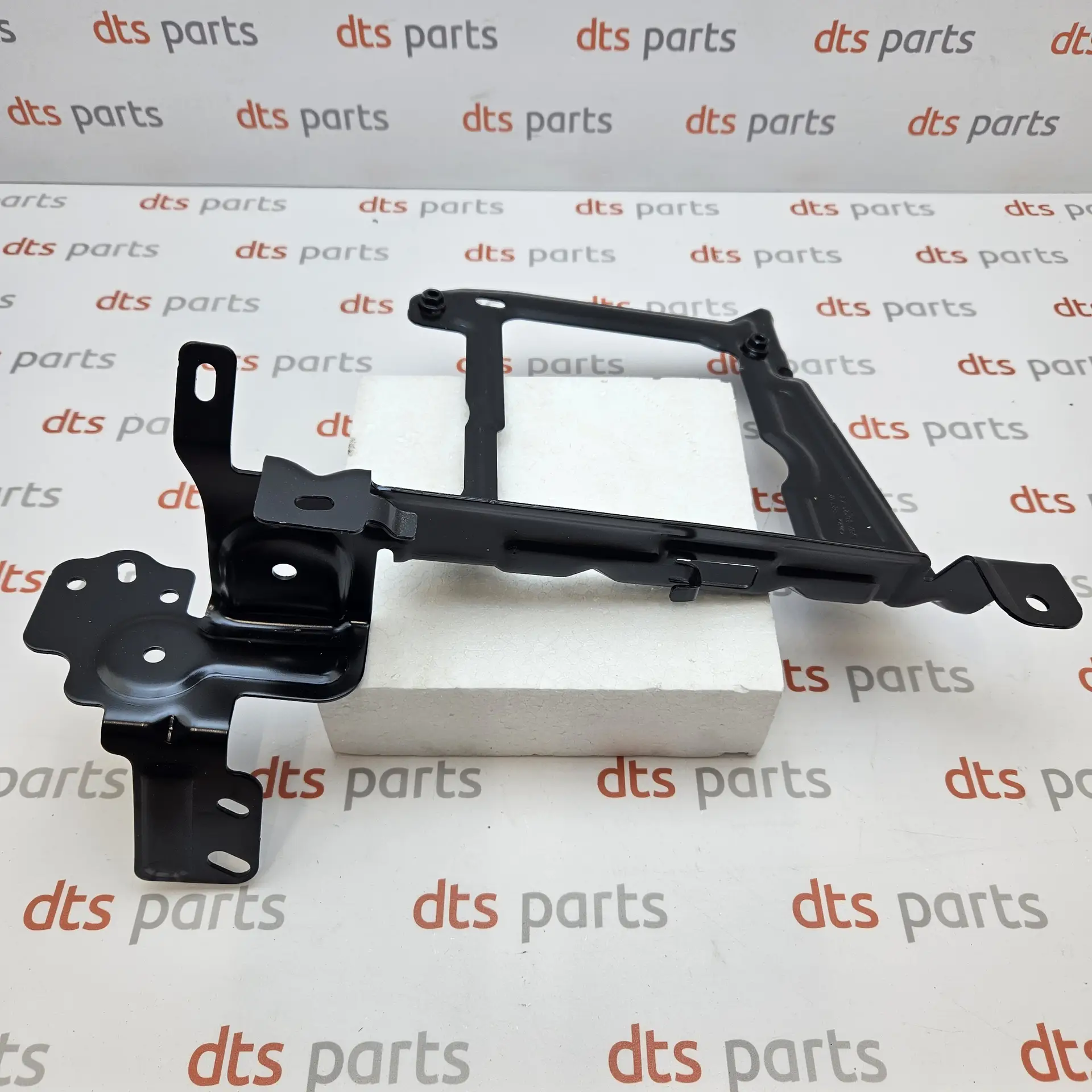 OEM Ford 2606624 – Engine mounting bracket