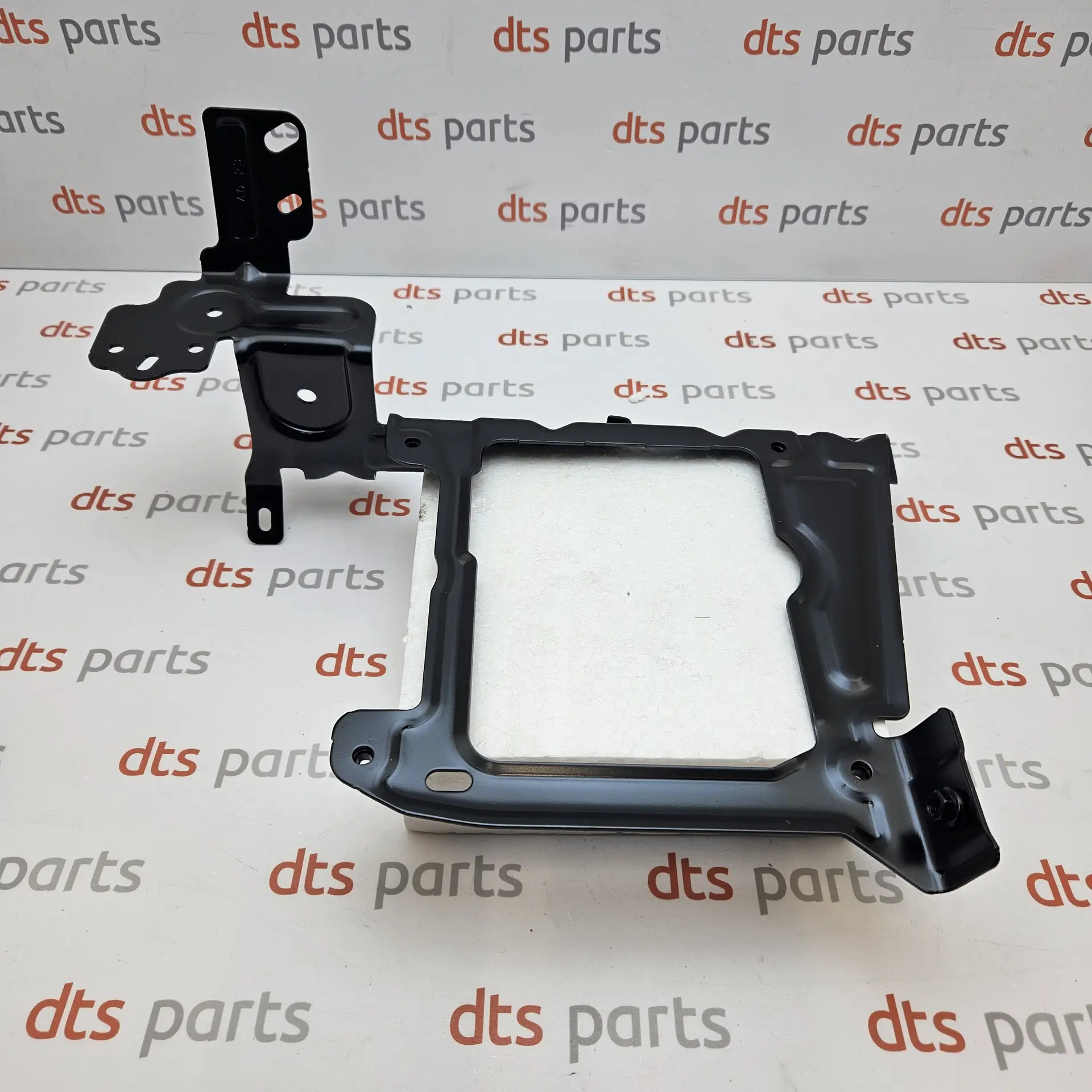 OEM Ford 2606624 – Engine mounting bracket