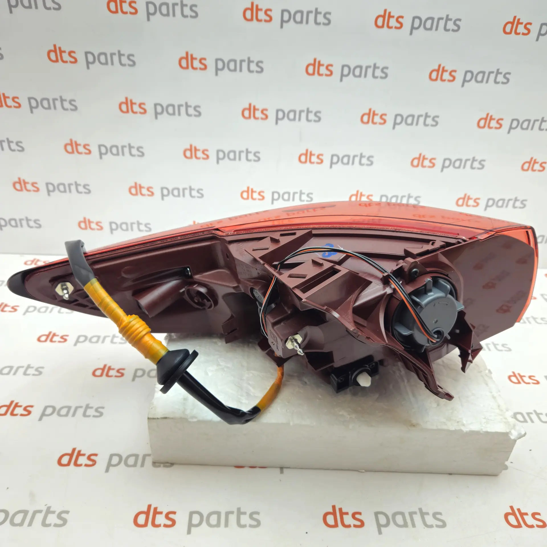 OEM Nissan 265501CH0A – Rear right tail signal lamp