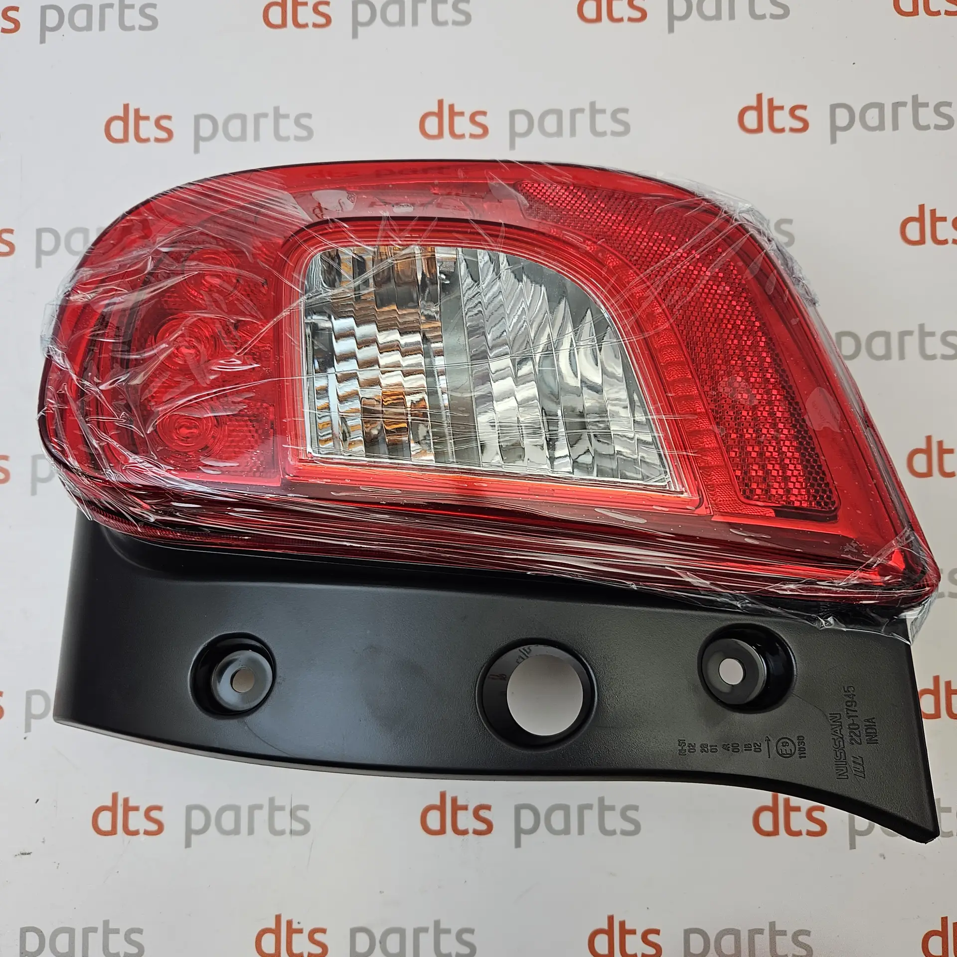 OEM Nissan 265503HN0A – Rear combination tail light assembly right-hand side