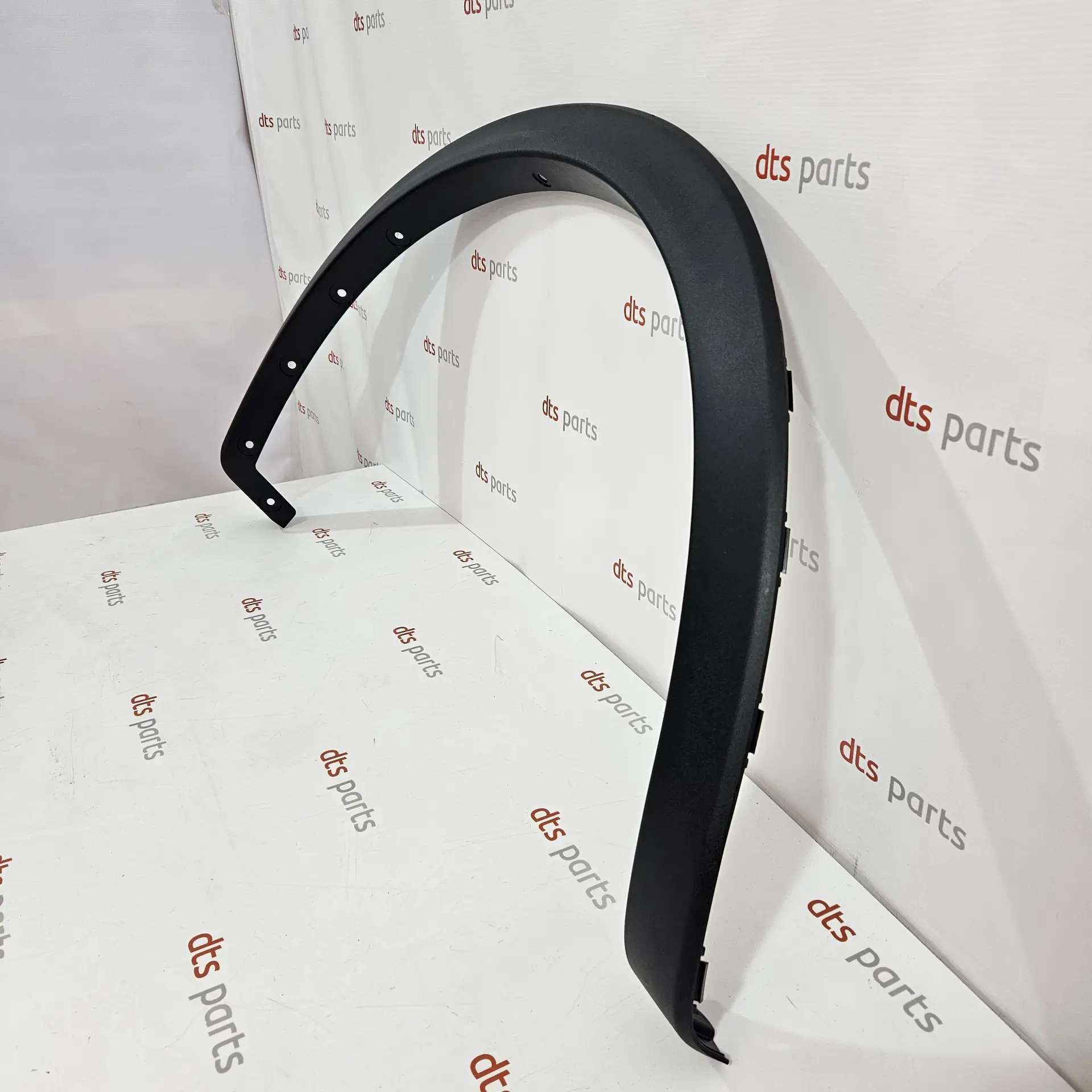 OEM Ford 2657899 – Front right fender arch trim