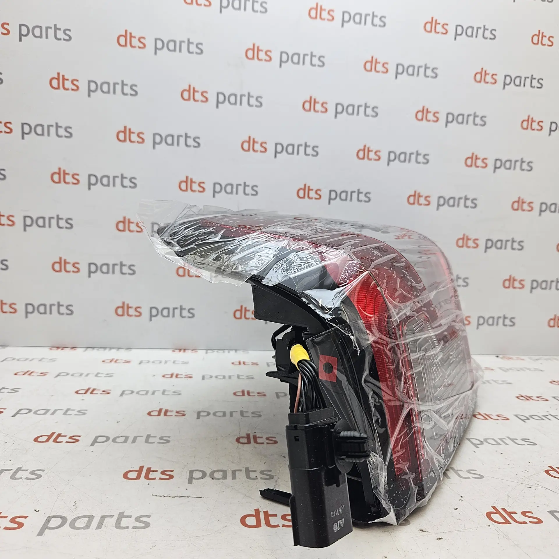 OEM Ford 2762498 – Rear taillight assembly