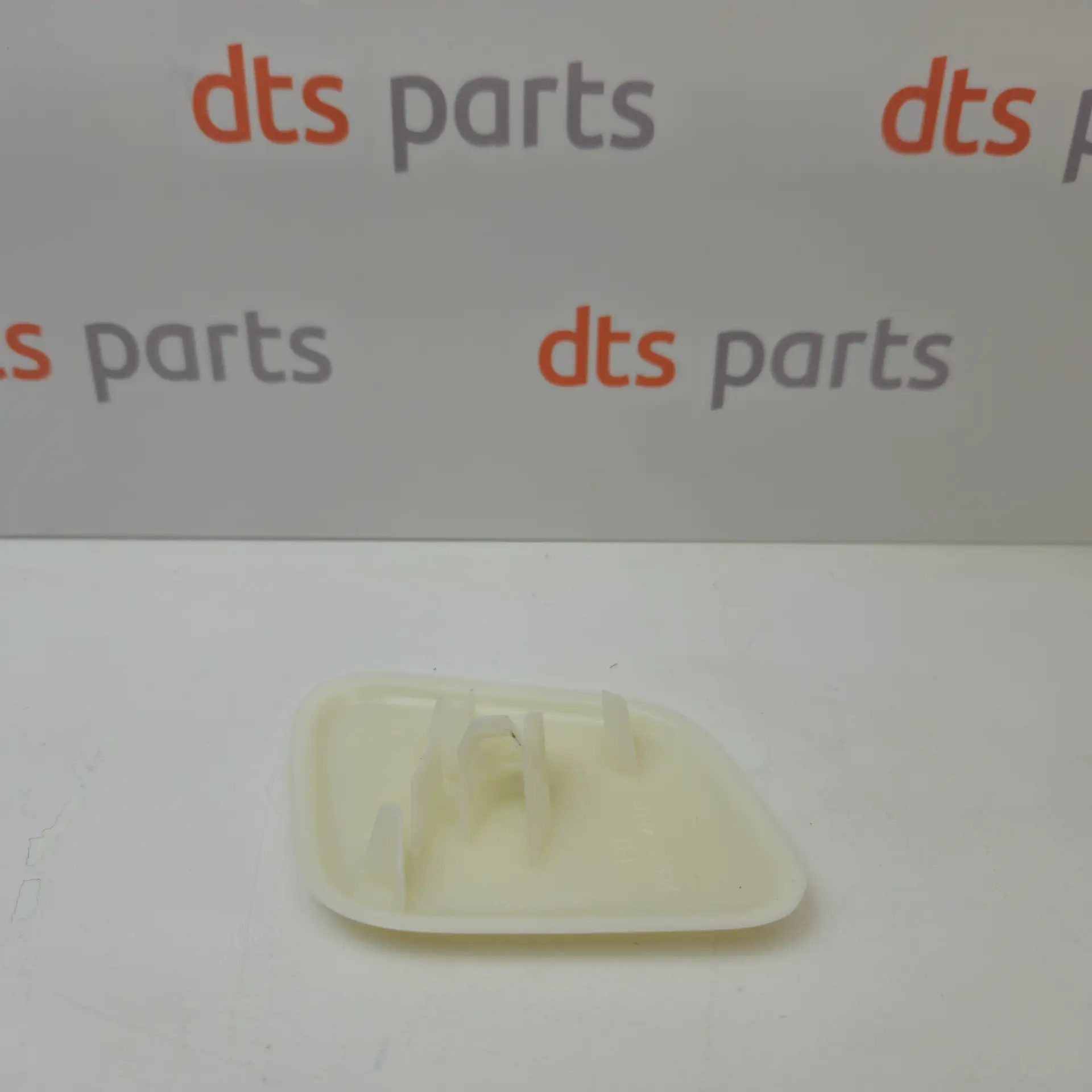 OEM Nissan/Infiniti 286584EM8E – Front right headlight washer nozzle cover