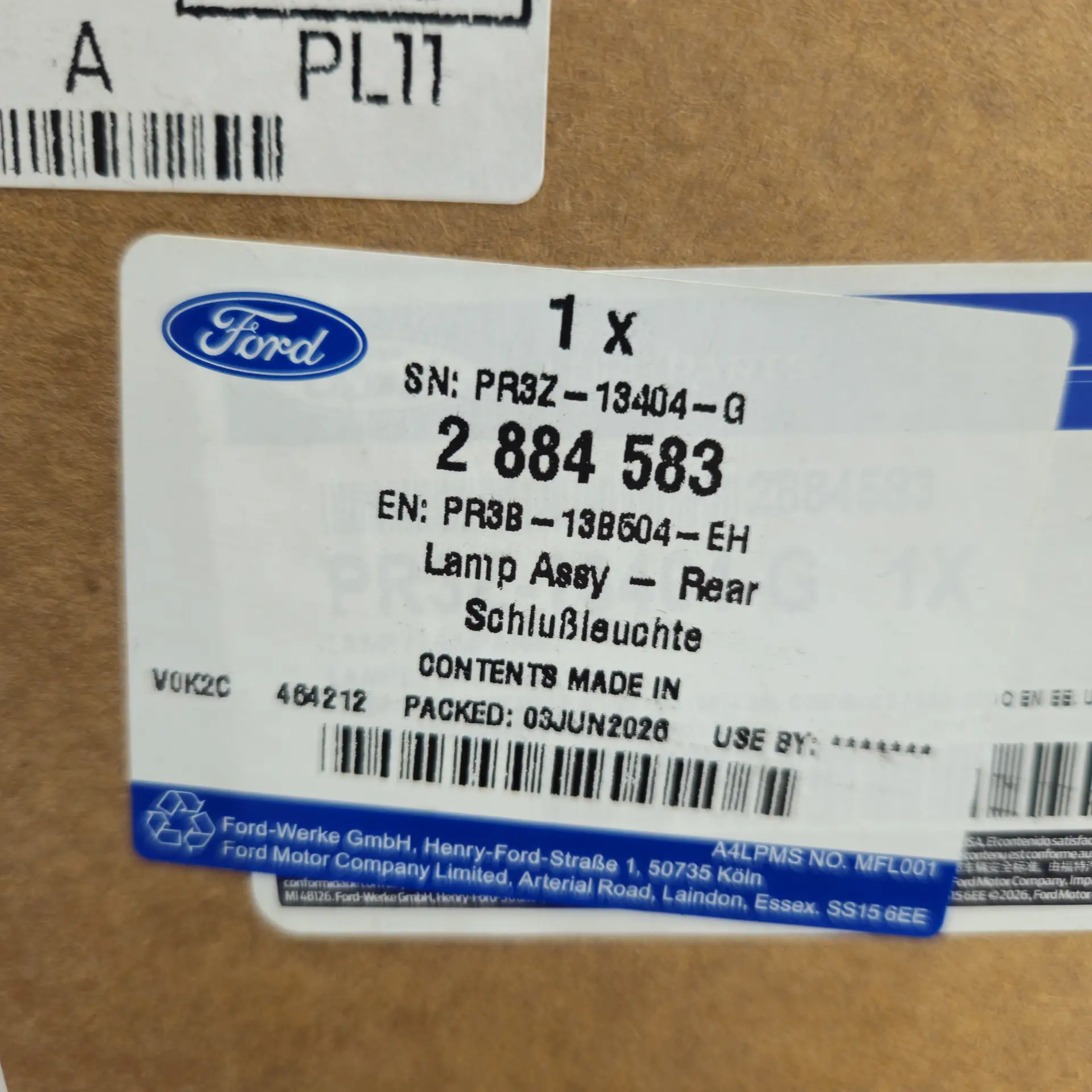 OEM Ford 2884583 – Rear taillight combination lamp assembly