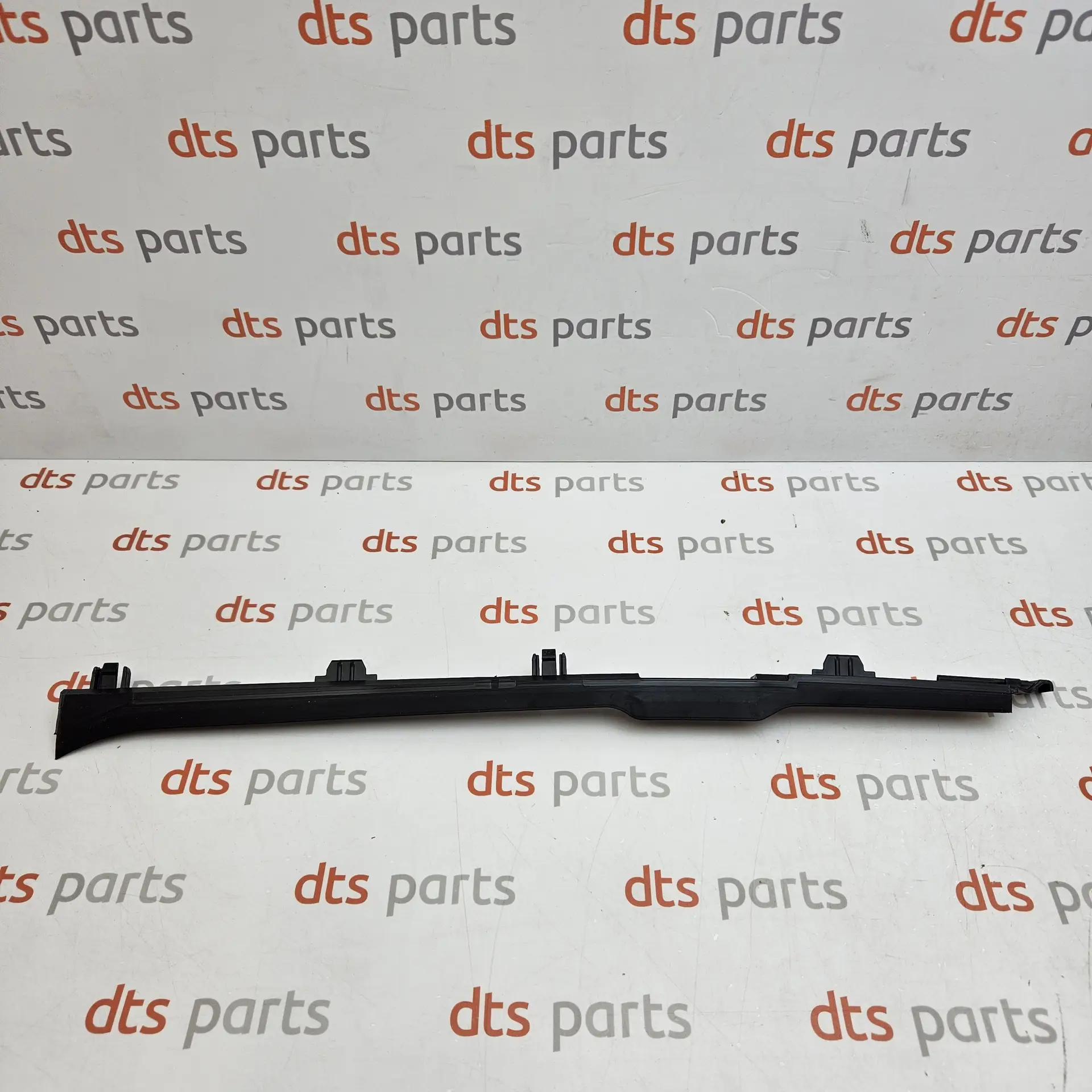 OEM VW 2N0121284A – Right Lower Air Guide / Air Duct to Coolant System